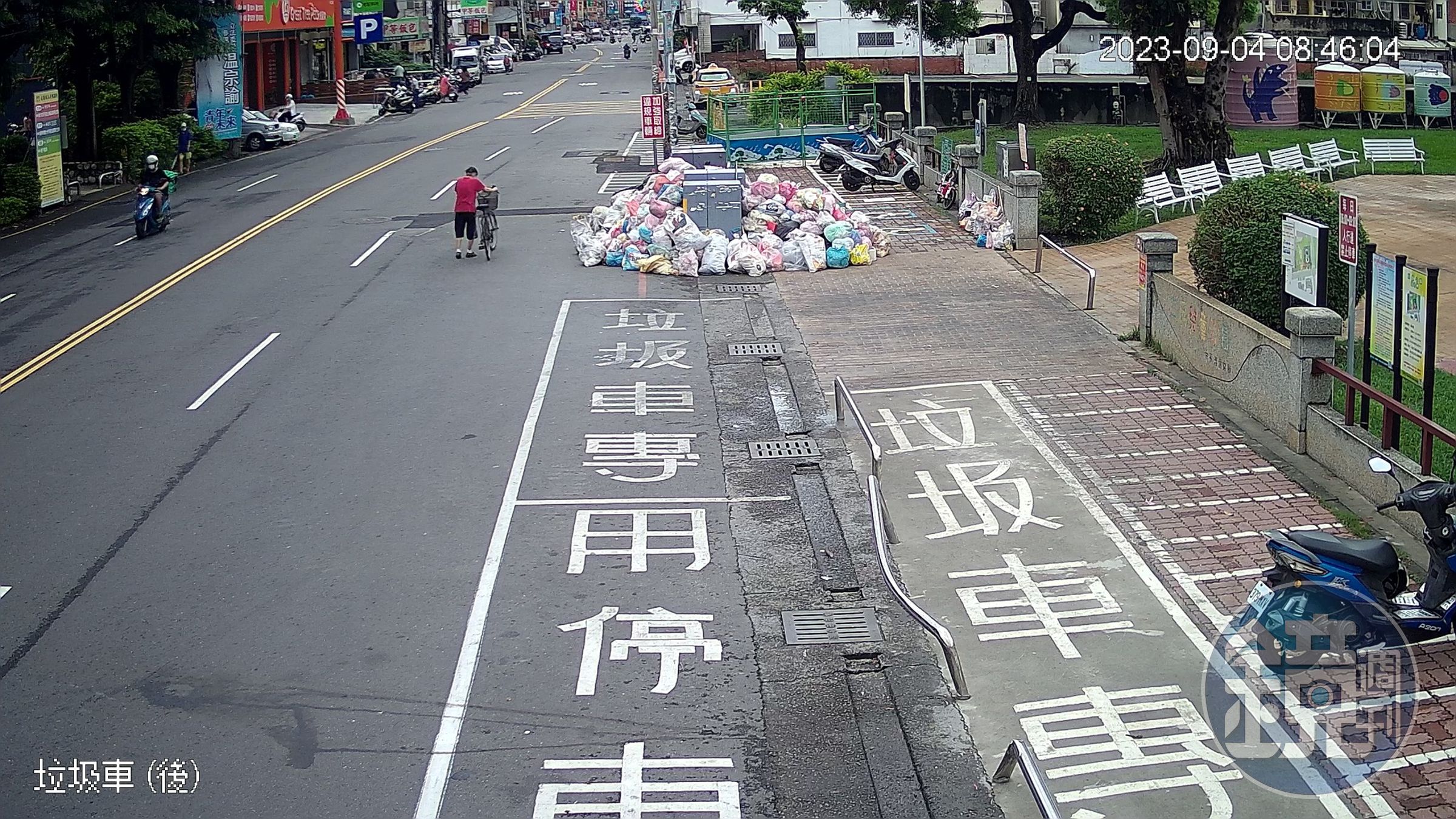 今（4日）彰化市三民路路邊竟出現一座「垃圾山」。（翻攝自臉書＠彰化市清潔隊）