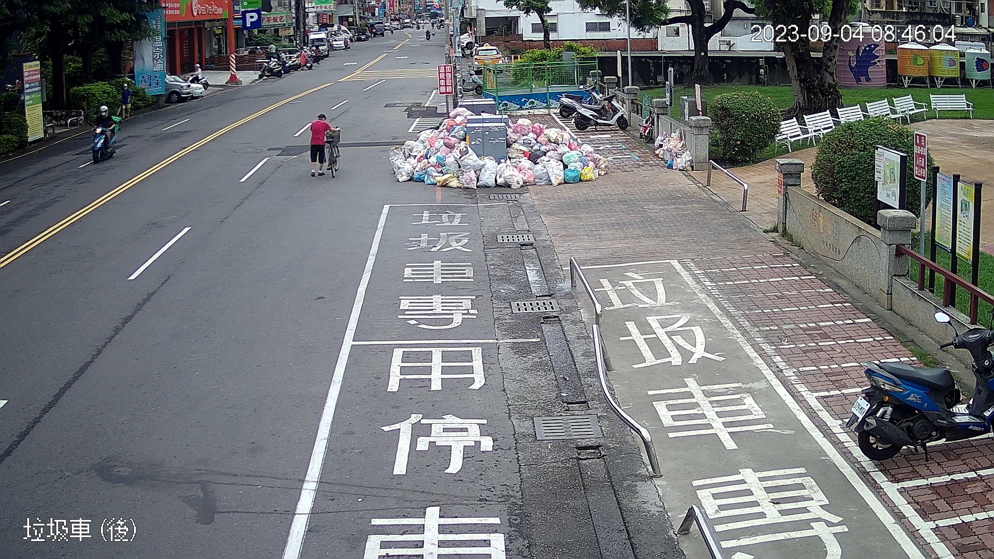 今（4日）彰化市三民路路邊竟出現一座「垃圾山」。（翻攝自臉書＠彰化市清潔隊）