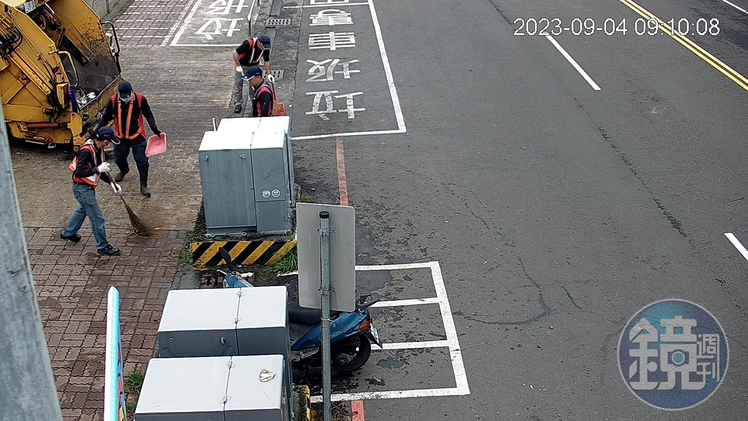 清潔隊花了半小時才將垃圾山處理好。（翻攝自臉書＠彰化市清潔隊）