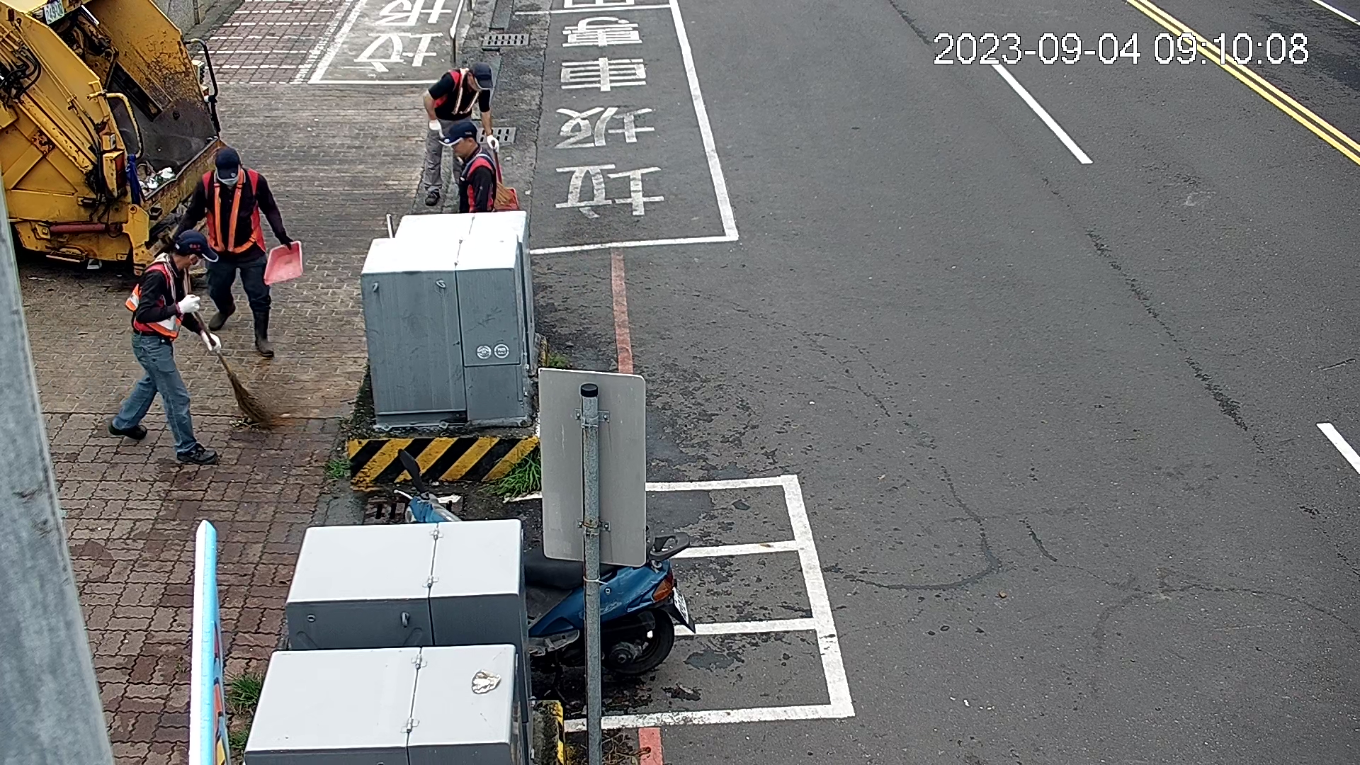 清潔隊花了半小時才將垃圾山處理好。（翻攝自臉書＠彰化市清潔隊）