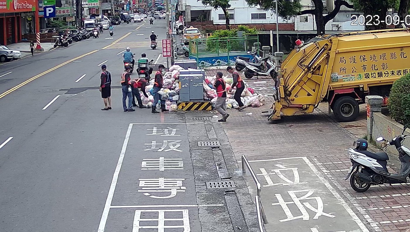 清潔隊獲報後，只好派清潔人員加班前往處理。（翻攝自臉書＠彰化市清潔隊）