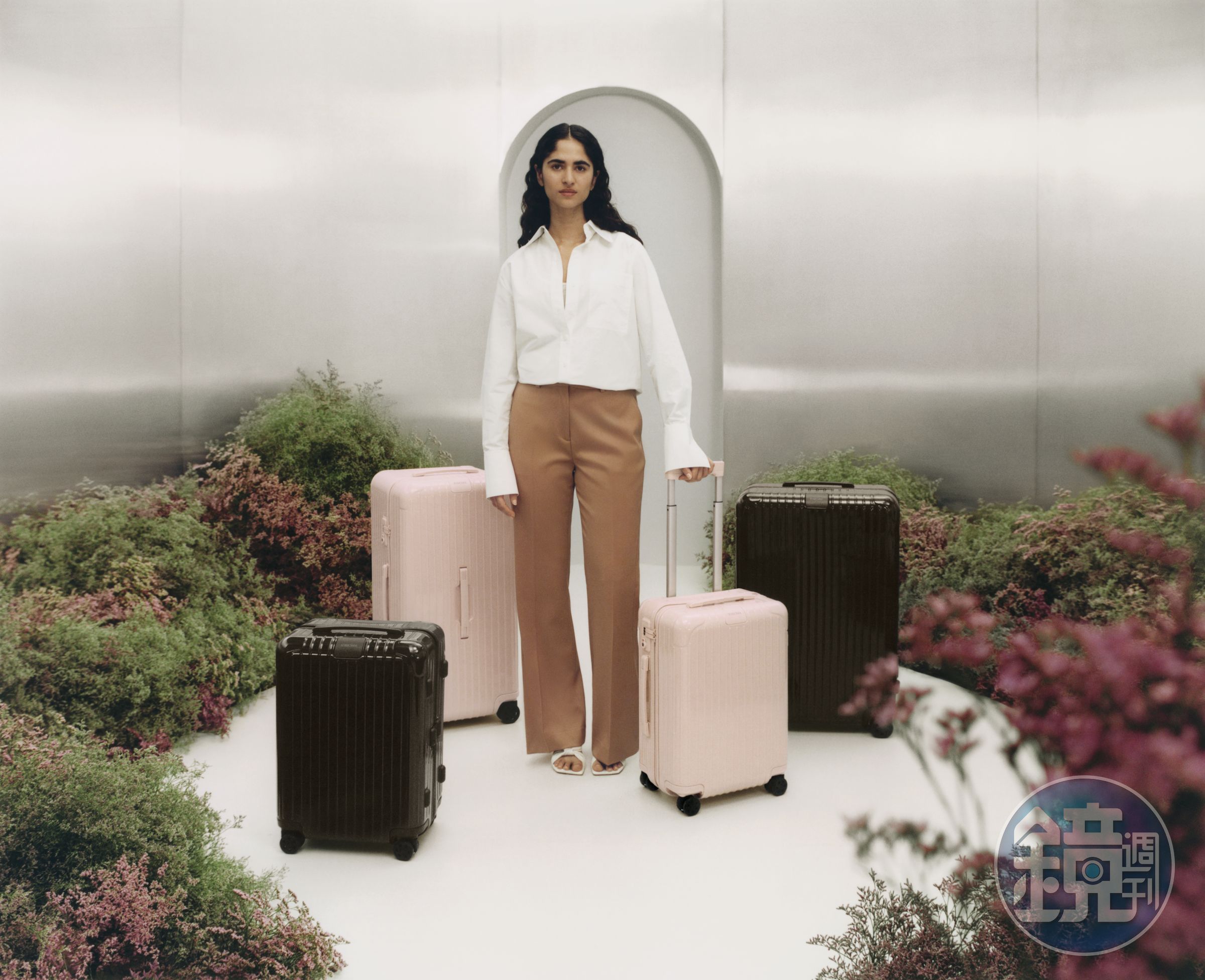RIMOWA Essential系列推出季節新色:花瓣粉色Petal和雪松木色Cedar。(美之心提供)