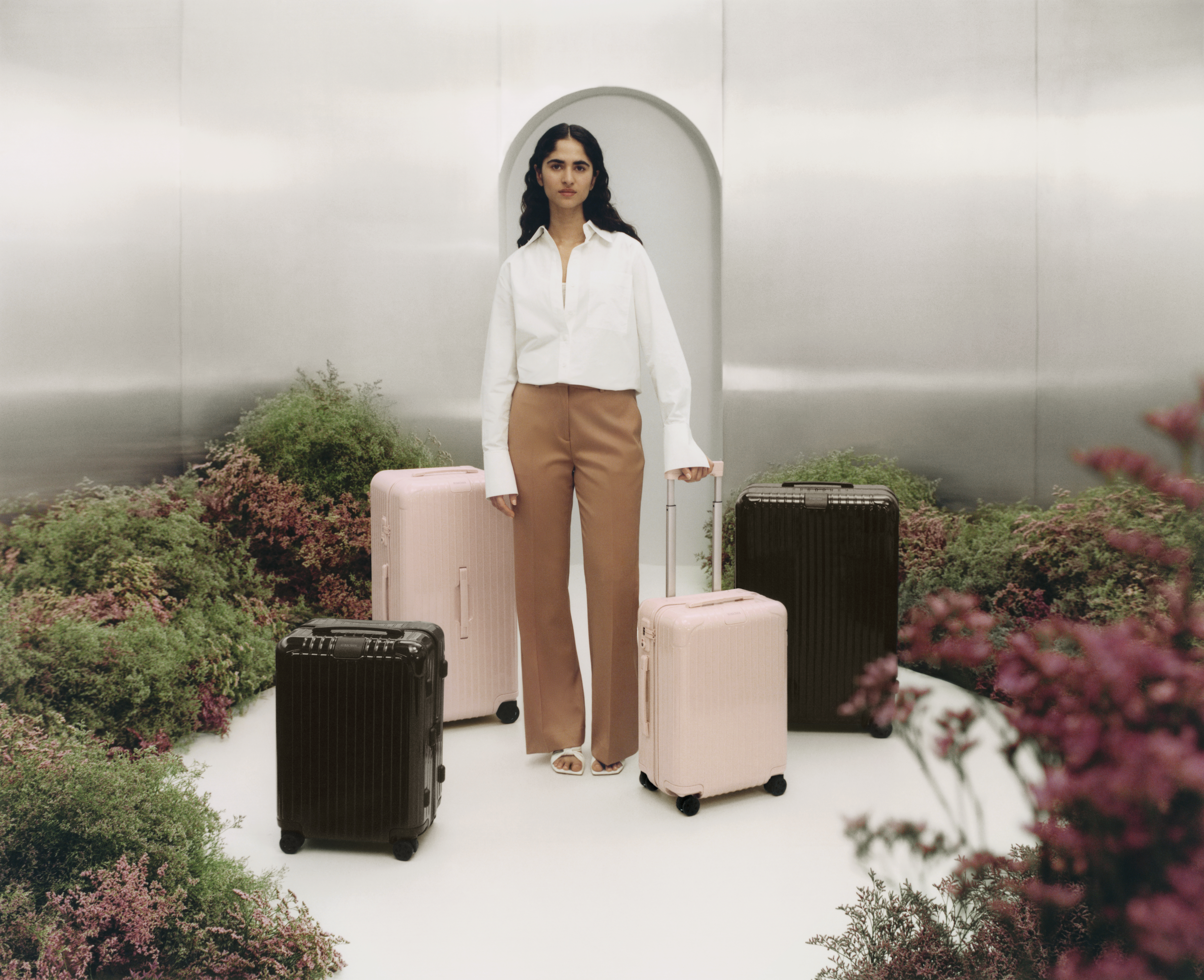 RIMOWA Essential系列推出季節新色：花瓣粉色Petal和雪松木色Cedar。（美之心提供）