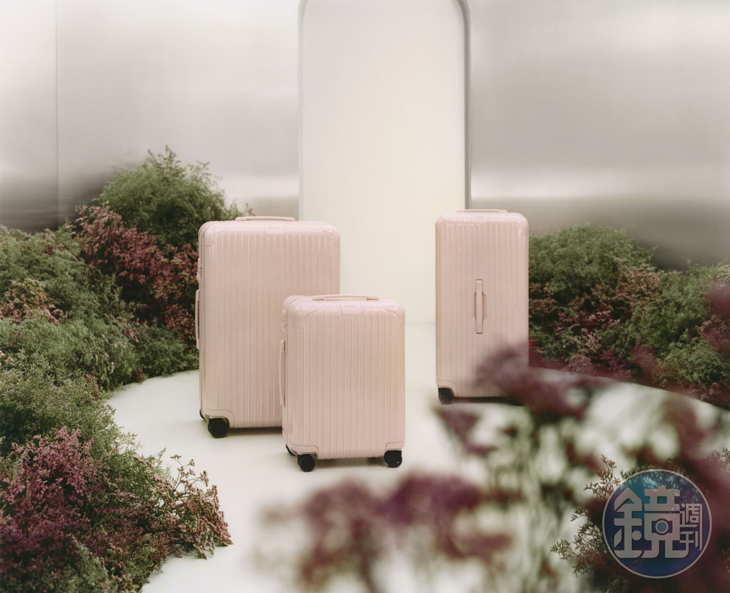 (左後)Essential Check-In L Petal花瓣粉行李箱NT$38,200、(後右)Essential Trunk Plus Petal花瓣粉行李箱NT$48,400、(前)Essential Cabin Petal花瓣粉行李箱NT$30,500。(美之心提供)