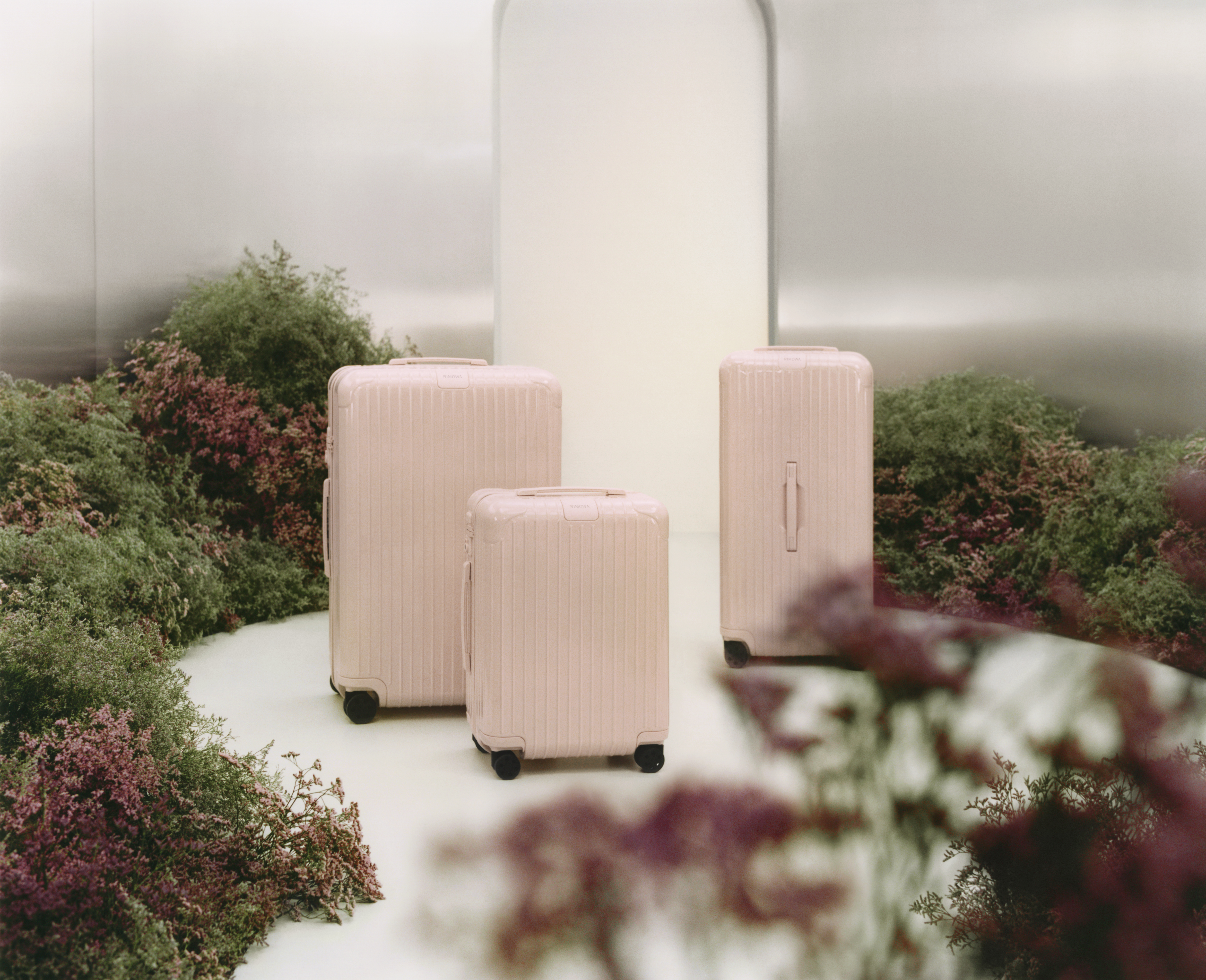 （左後）Essential Check-In L Petal花瓣粉行李箱NT$38,200、（後右）Essential Trunk Plus Petal花瓣粉行李箱NT$48,400、（前）Essential Cabin Petal花瓣粉行李箱NT$30,500。（美之心提供）