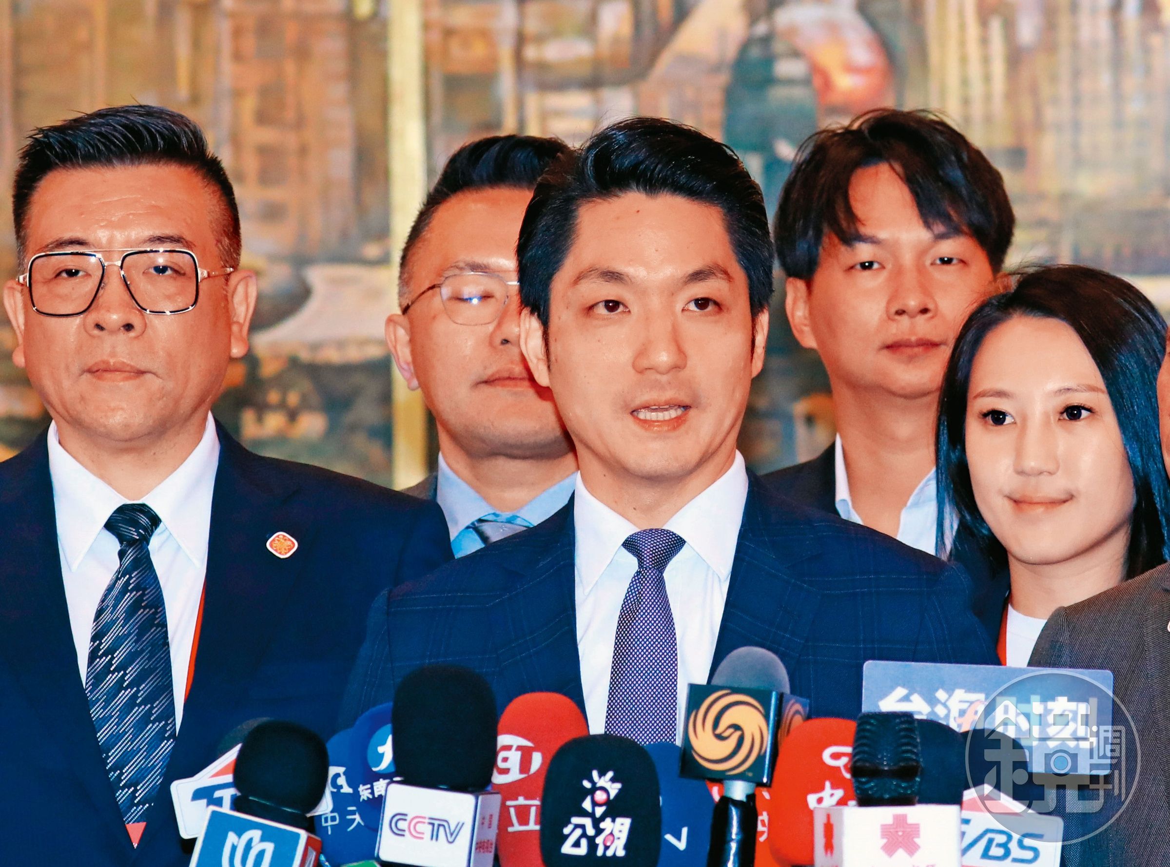 台北市長蔣萬安（中）去上海參加「雙城論壇」，提高了個人形象，他表情穩定，不太顯喜怒，言語也不太出格，是搞政治材料。