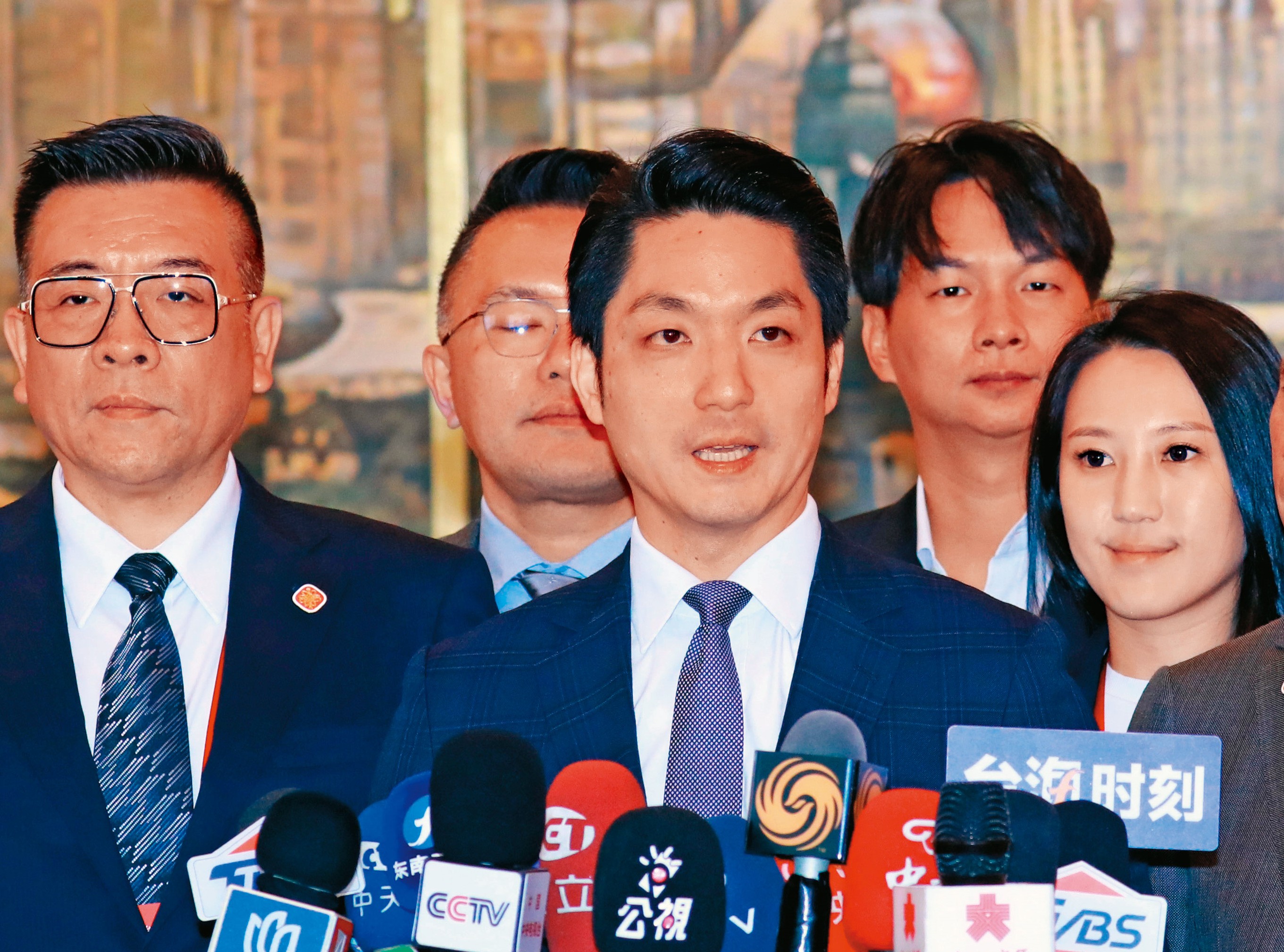 台北市長蔣萬安（中）去上海參加「雙城論壇」，提高了個人形象，他表情穩定，不太顯喜怒，言語也不太出格，是搞政治材料。