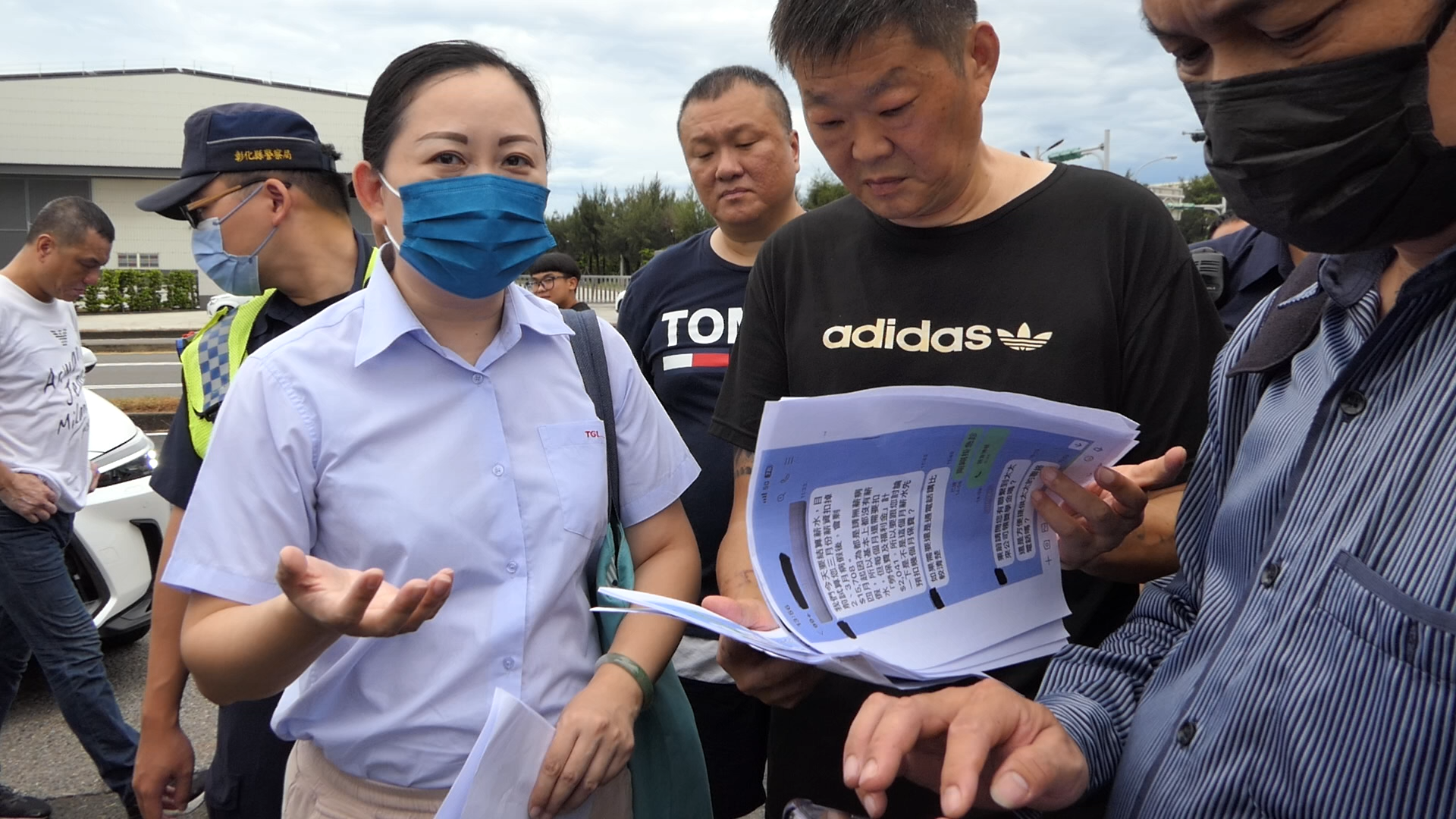台玻鹿港廠務人事股長徐小姐（左）回應，表示會持續與家屬溝通，解決他們提出的問題。（讀者提供）