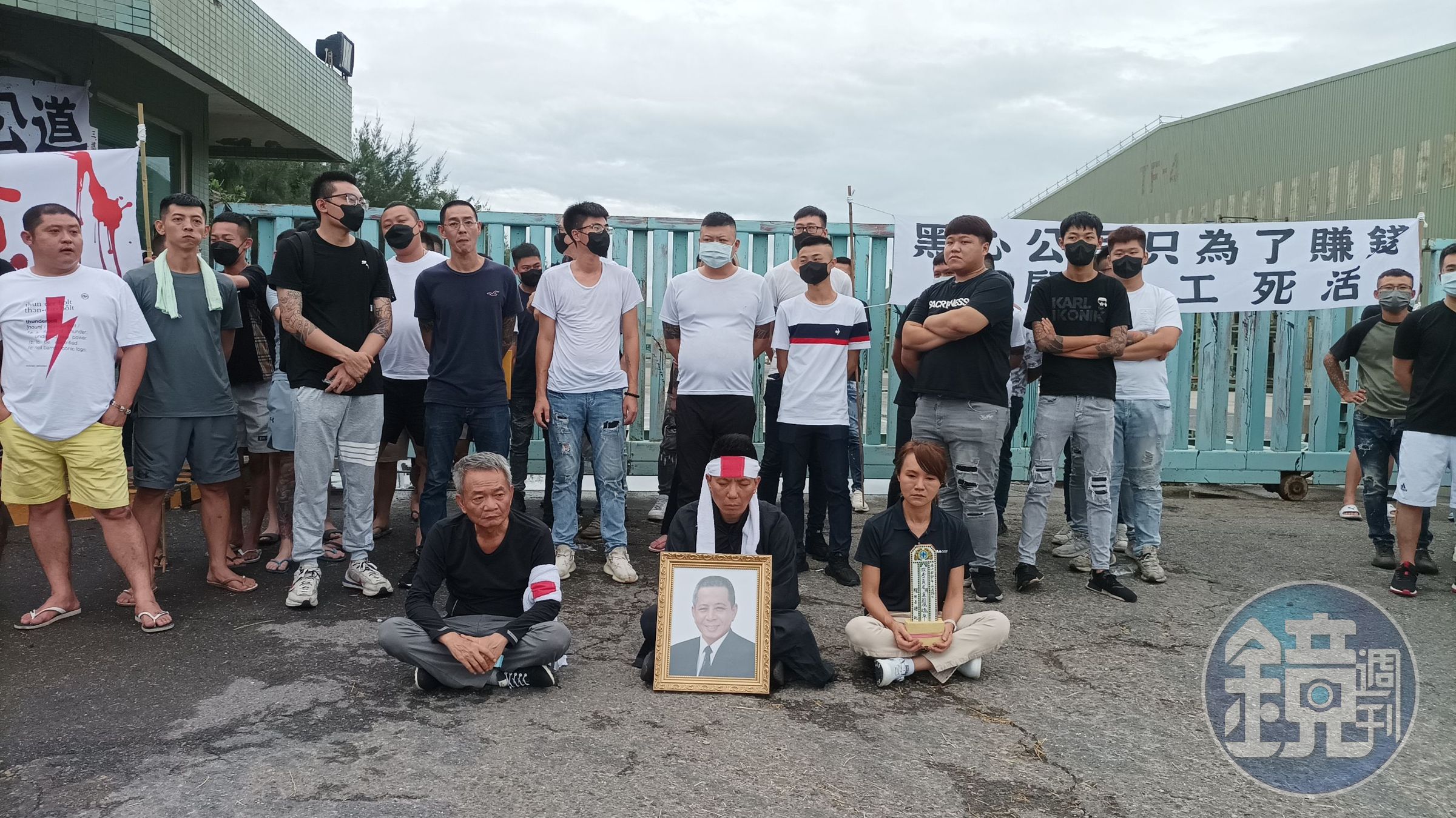 台玻公司員工黃男家屬集結百名親友，至該公司鹿港廠拉白布條抗議。（讀者提供）