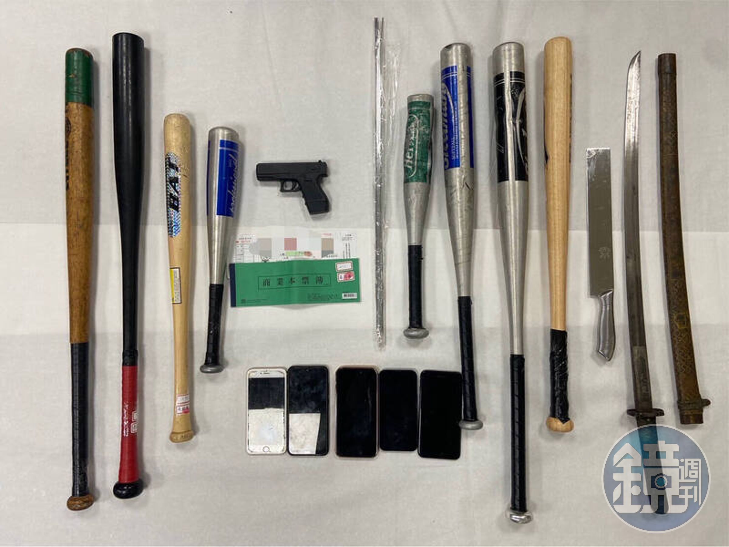 警方查扣嫌犯施暴的開山刀、棒球棍等證物。(讀者提供)