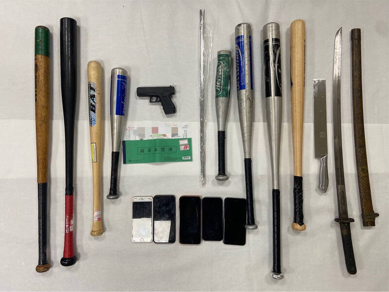 警方查扣嫌犯施暴的開山刀、棒球棍等證物。（讀者提供）