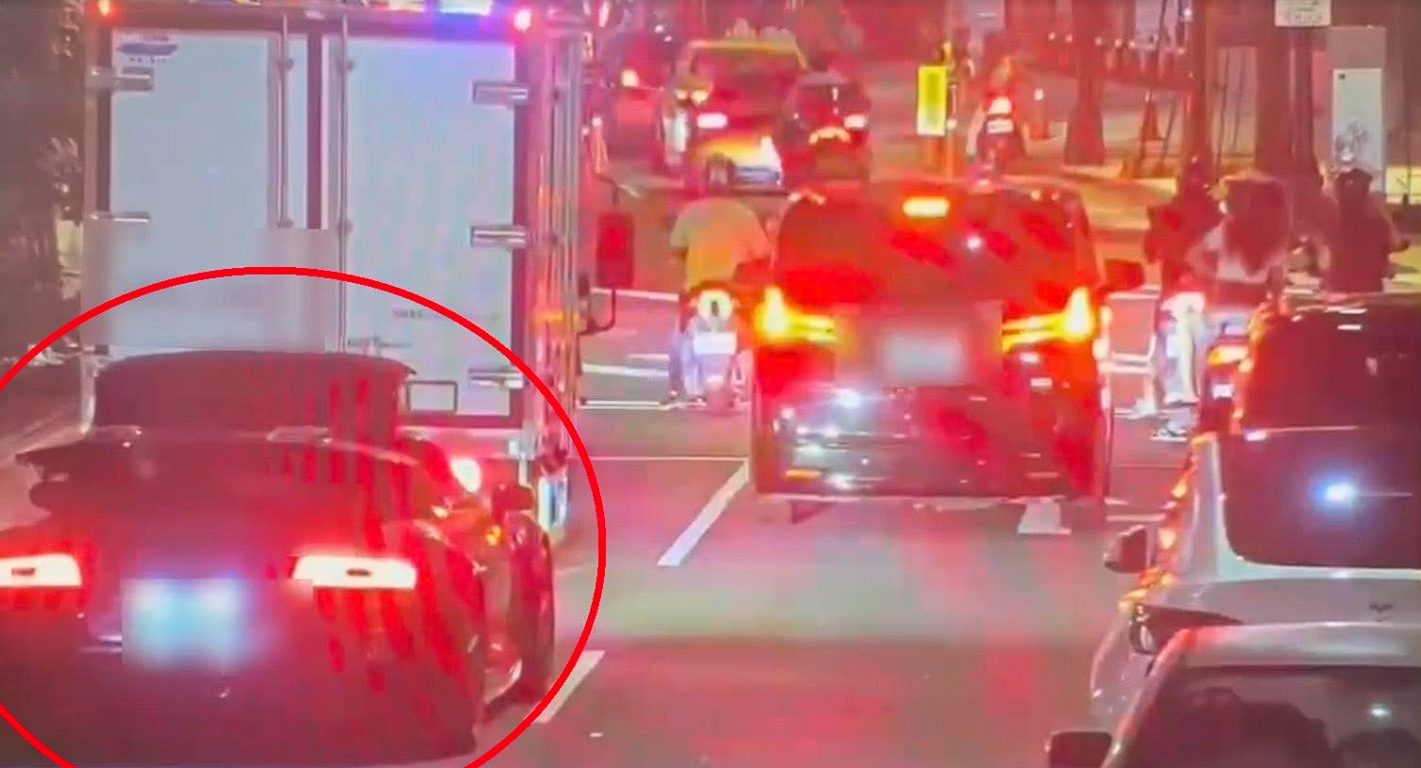 李男駕駛R8超跑（紅圈），見前方有警臨檢站，隨即將敞篷關起。（翻攝畫面）