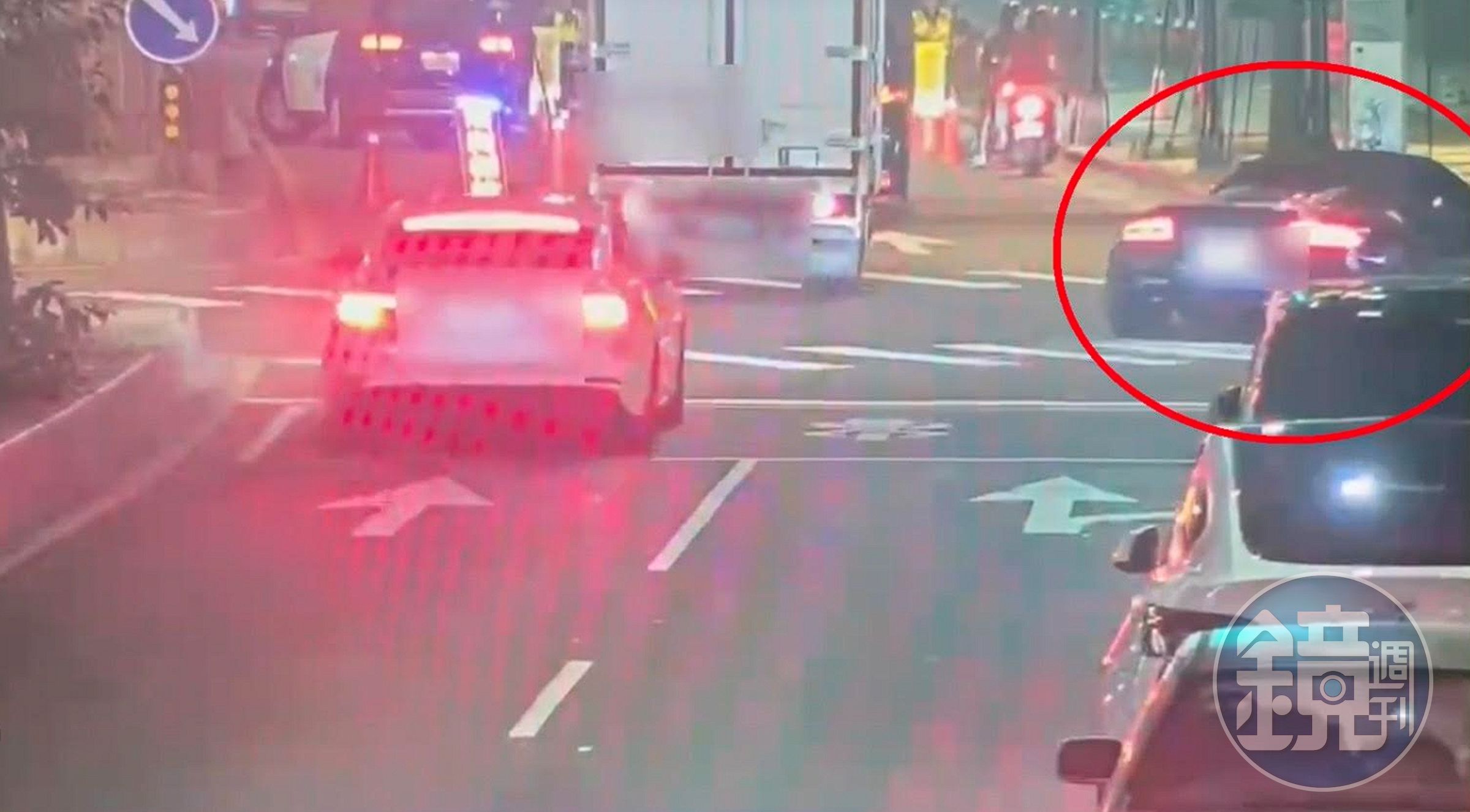 李男酒駕為躲避警方攔查,從內側車道偏右並右轉進小巷內。(翻攝畫面)