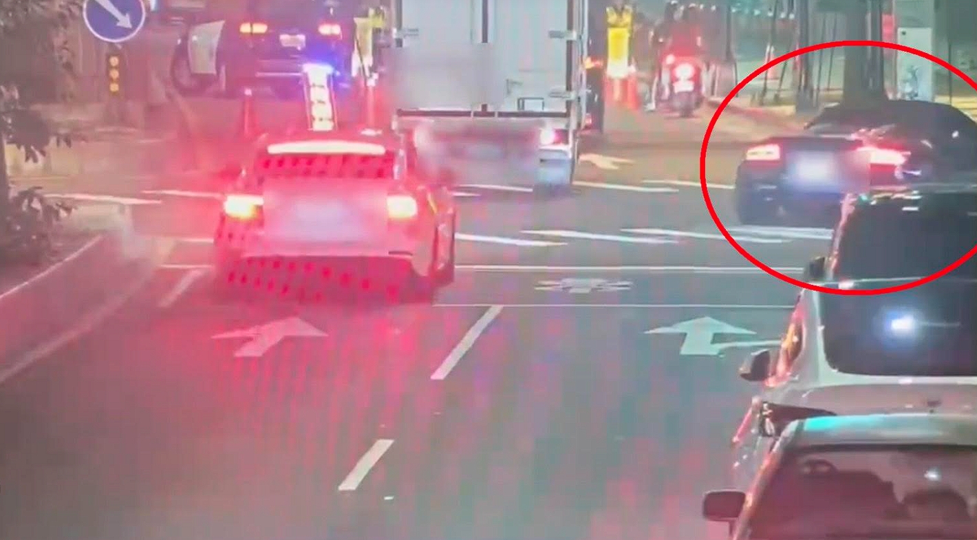 李男酒駕為躲避警方攔查，從內側車道偏右並右轉進小巷內。（翻攝畫面）