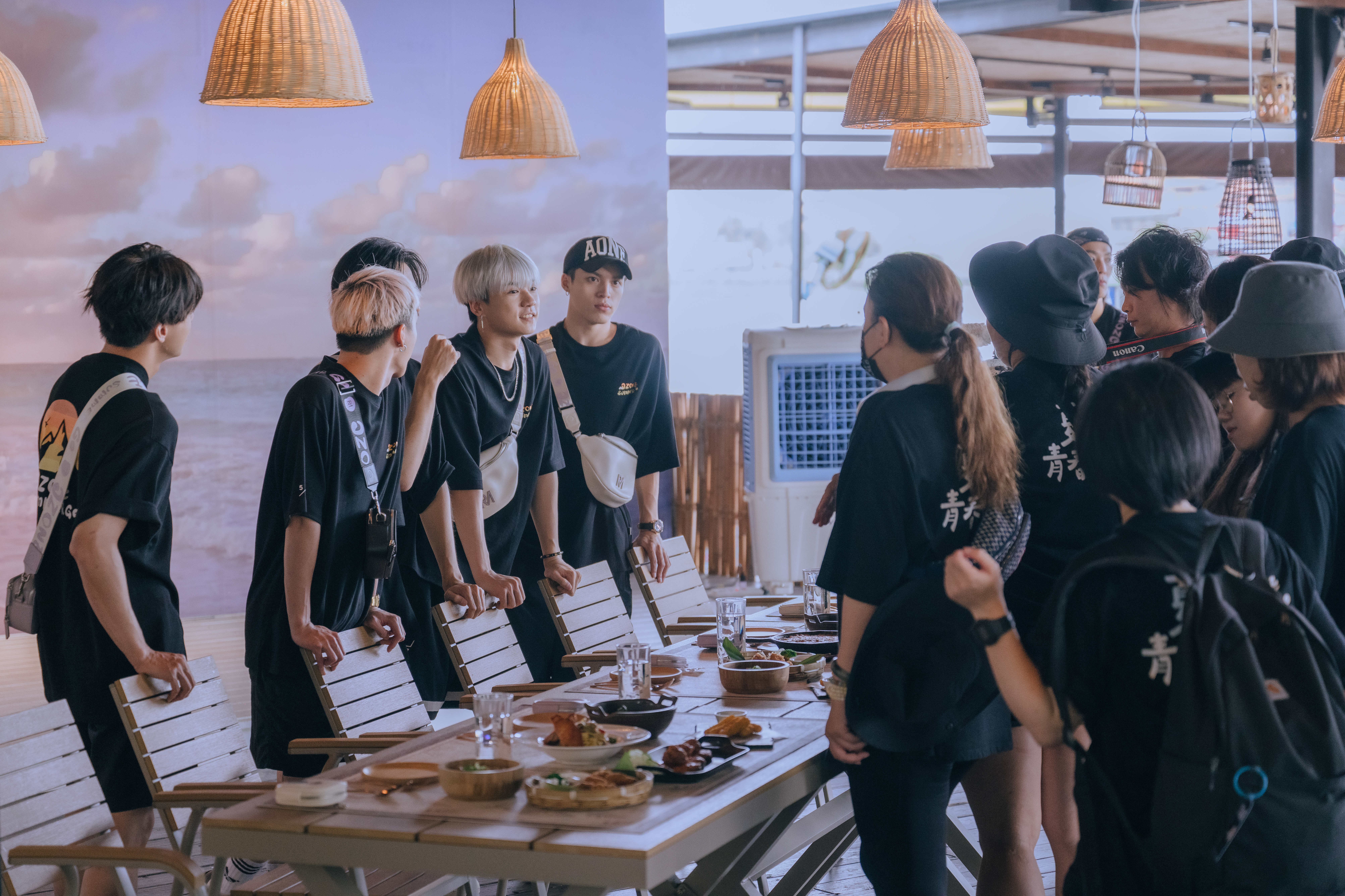 粉絲直擊Ozone在高雄拍攝綜藝節目。（讀者提供）