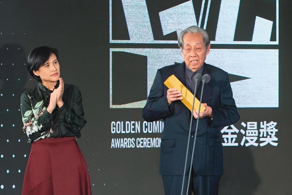 政府早期嚴厲管控漫畫，蔡焜霖（右）創辦《王子半月刊》雜誌，以「漫畫未超過出版品20％不用送審」規定讓本土漫畫得以刊出，讓他在2018年獲金漫獎特別貢獻獎。左為前文化部長鄭麗君。（本刊資料照）