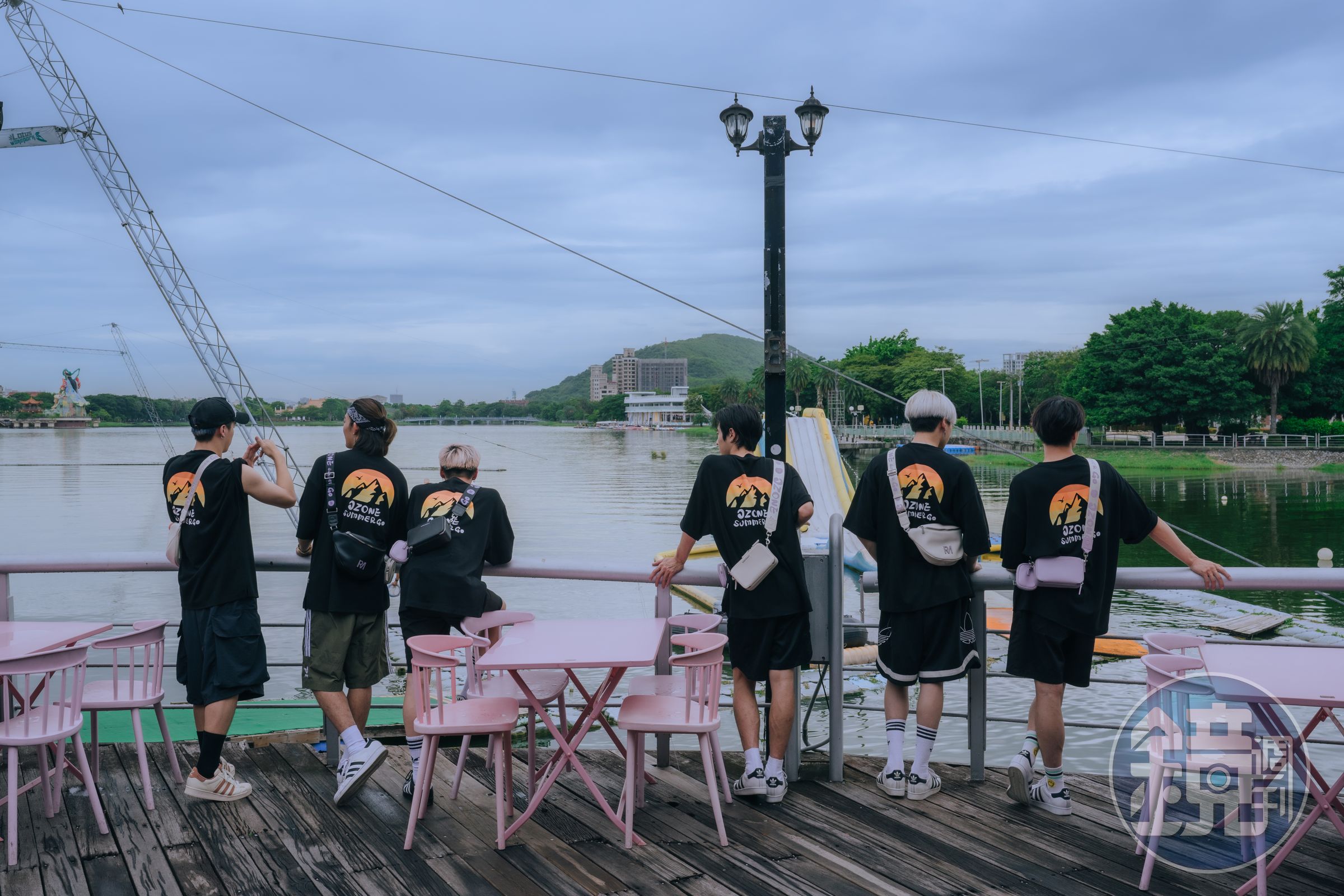 拍攝現場Ozone 6人身穿黑色團服。（讀者提供）