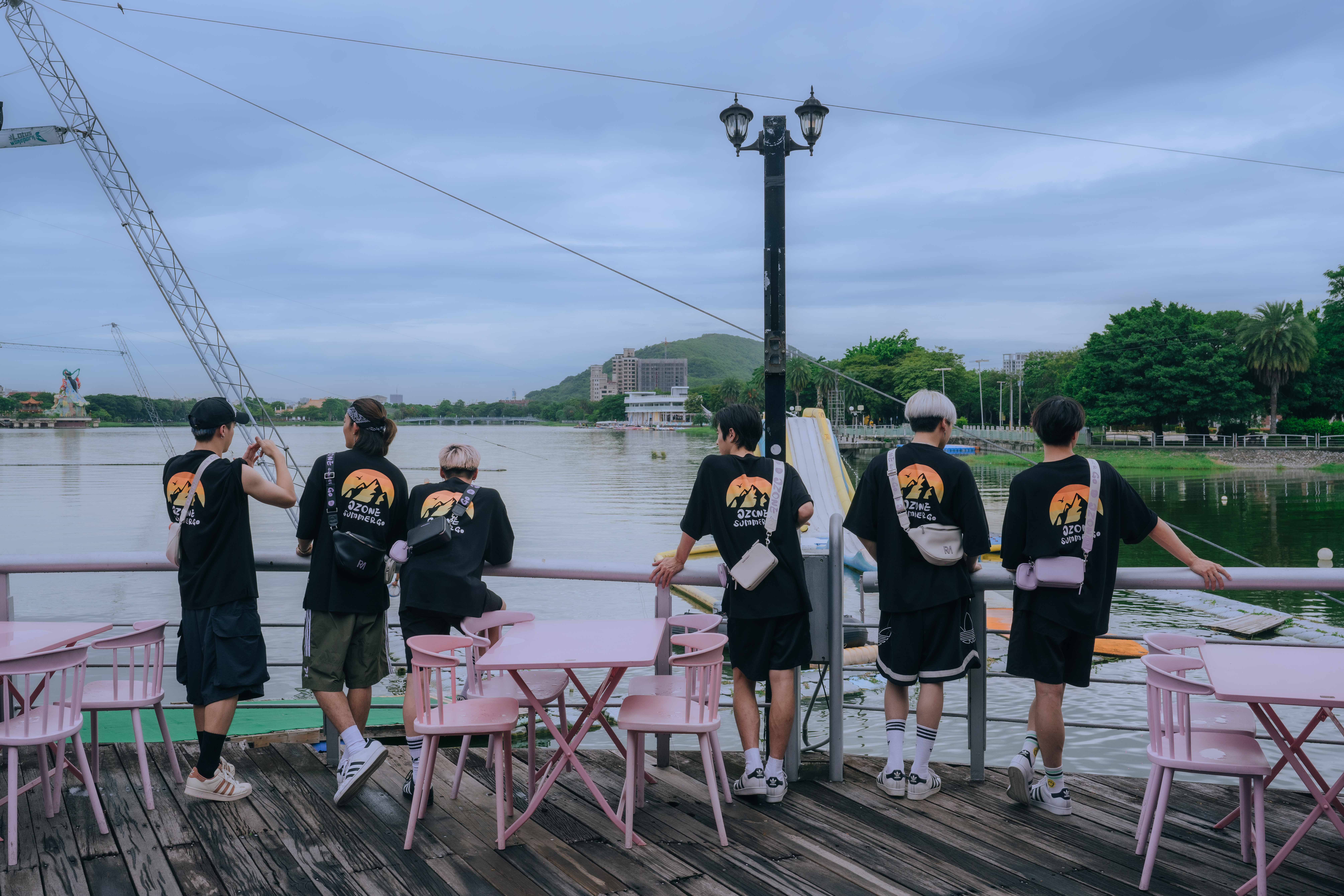 拍攝現場Ozone 6人身穿黑色團服。（讀者提供）