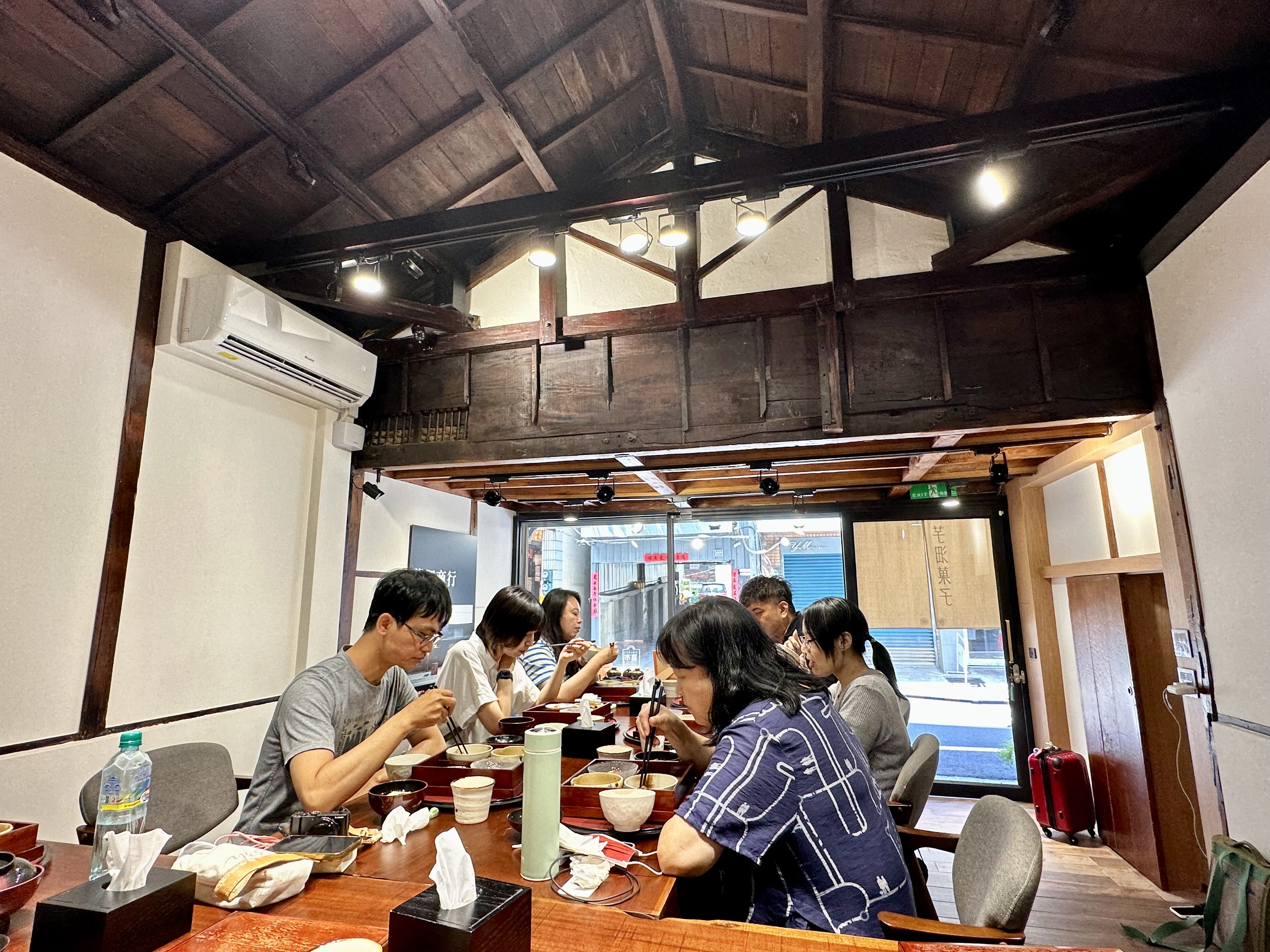 餐廳隔壁是和菓子店「芋沺菓子」，訂位人數較多，會改成用餐區。