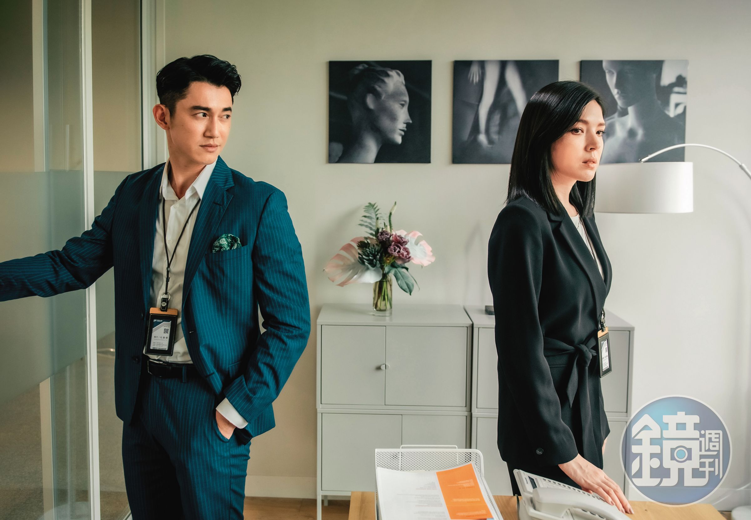 許瑋甯(右)與吳慷仁(左)在《她和她的她》中,有多場心機對手戲。(Netflix提供)
