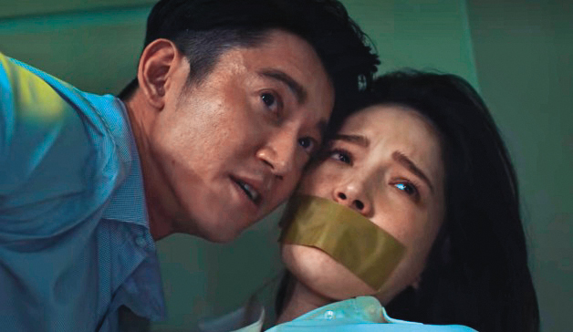 吳慷仁（左）在劇中霸王硬上弓強暴許瑋甯（右），拍攝過程相當寫實。（Netflix提供）