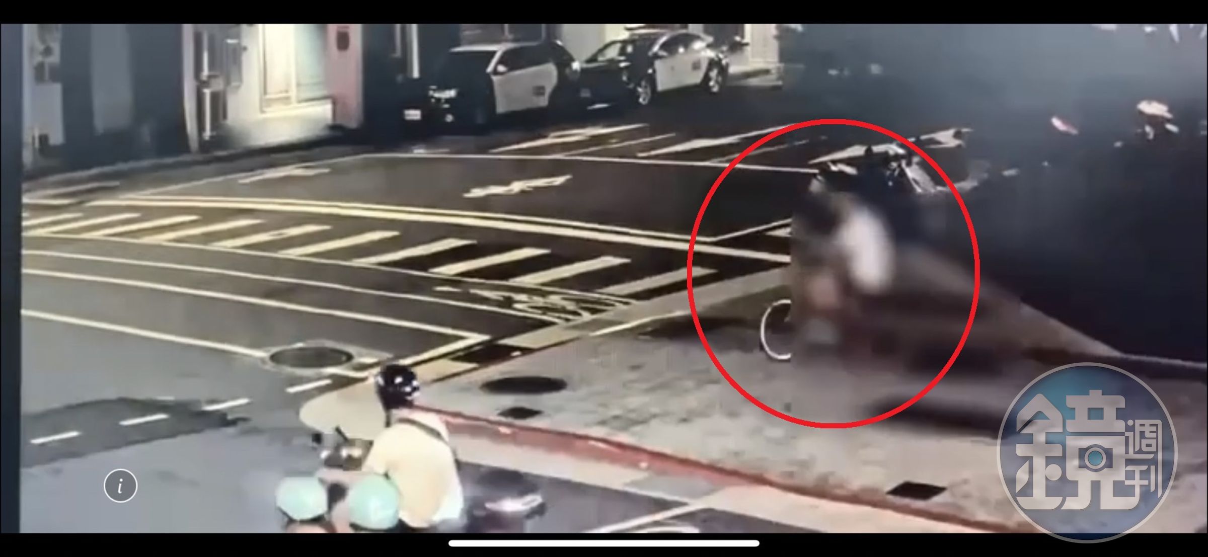 蕭男犯案後趁警方還沒到，又再騎乘單車離開。（翻攝畫面）