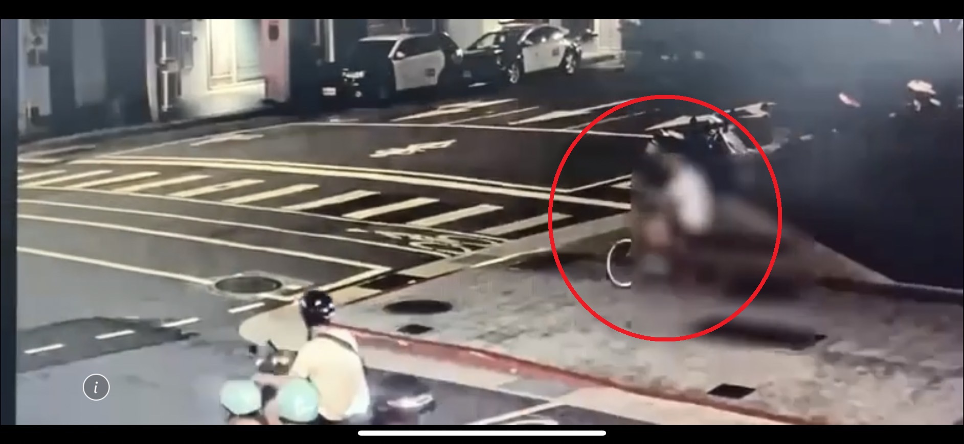 蕭男犯案後趁警方還沒到，又再騎乘單車離開。（翻攝畫面）