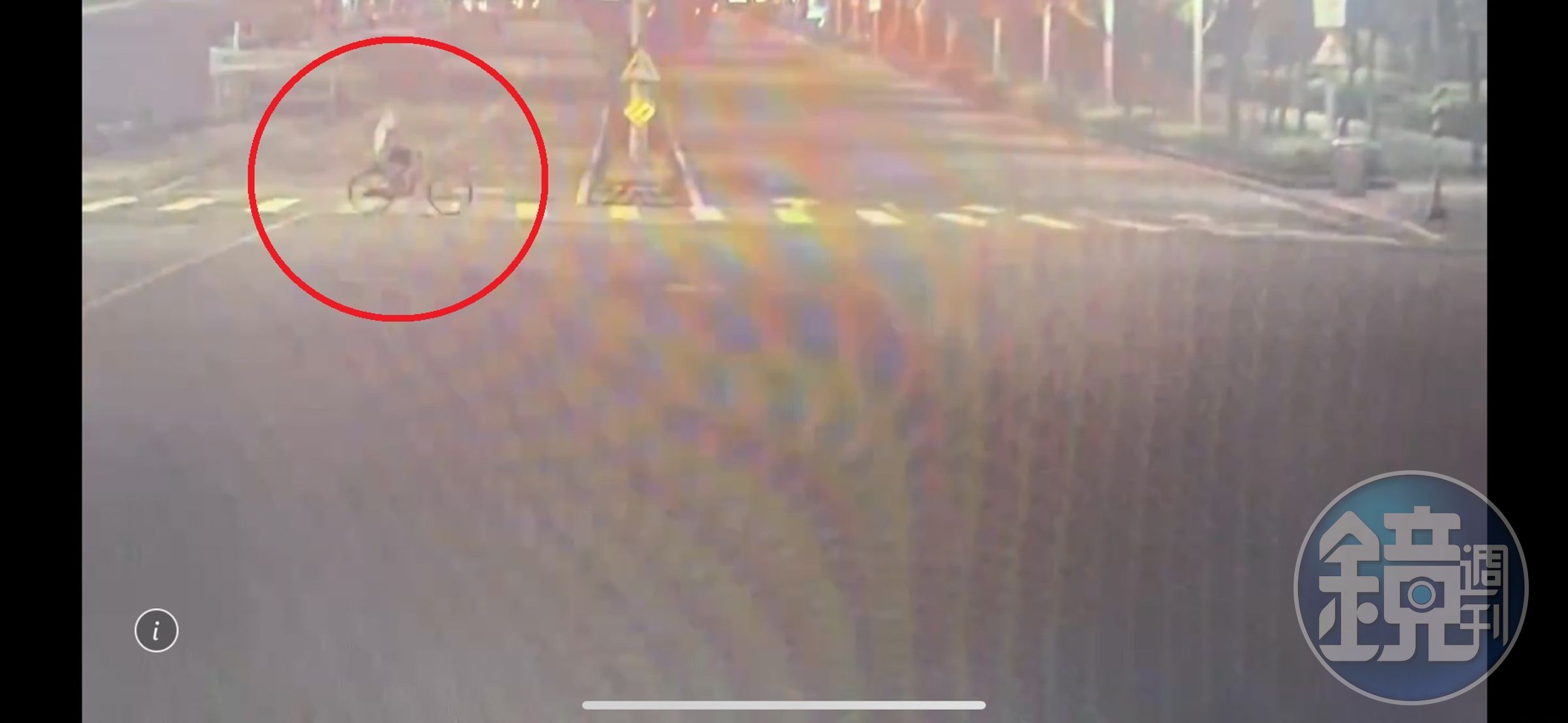 警方調閱監視器，發現蕭姓男大生騎乘單車前往大安森林公園。（翻攝畫面）
