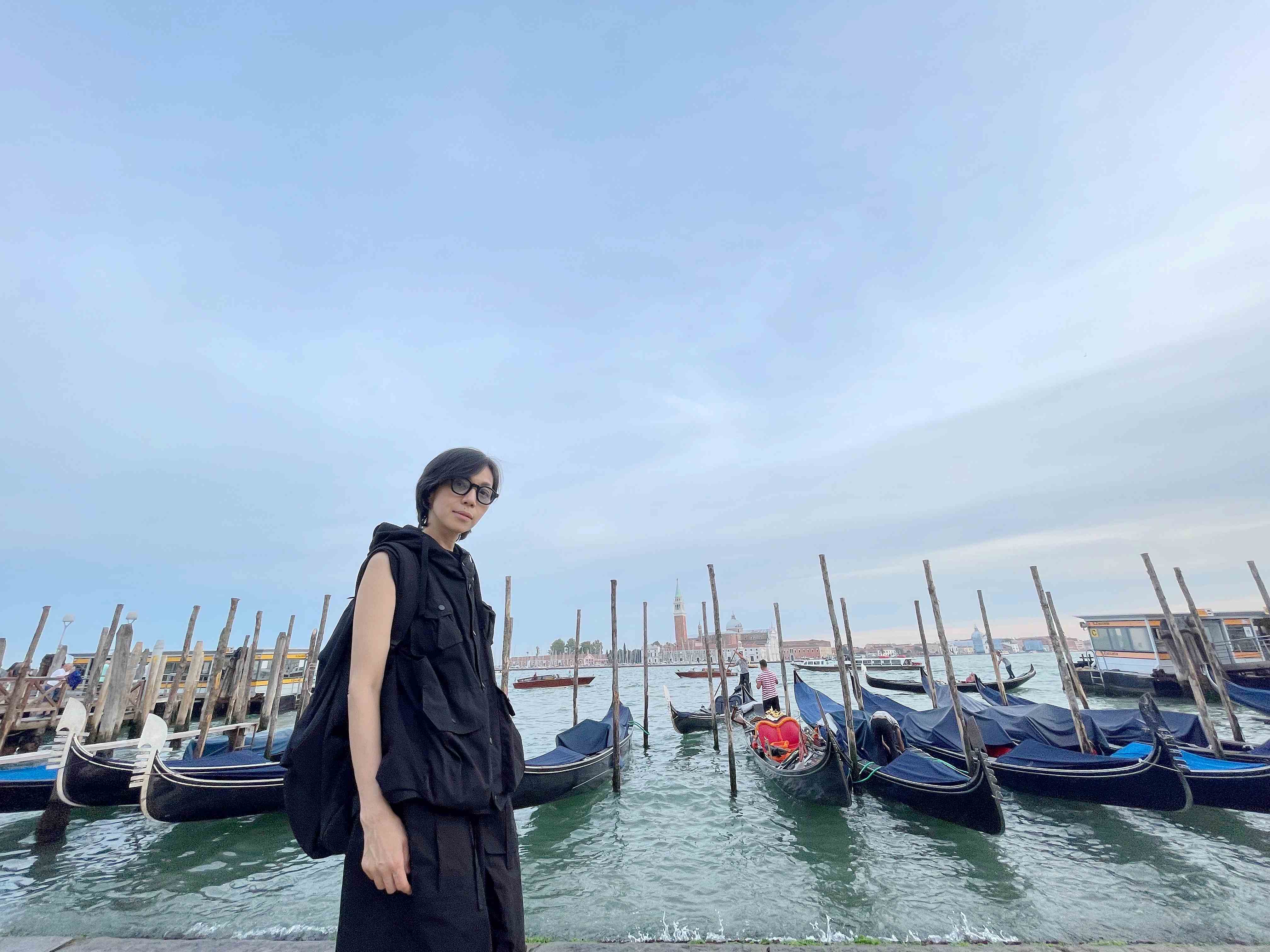 萬芳赴威尼斯宣傳電影《五月雪》，卻在德國法蘭克福機場被移民官以「太年輕」懷疑證件有問題而被留置盤查。（海鵬提供）