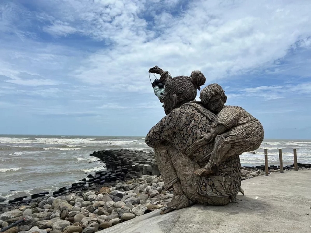 台南市文化局將「台江阿嬤」裝置藝術的油燈包起來，防止颱風來襲被吹毀。（台南市文化局提供）