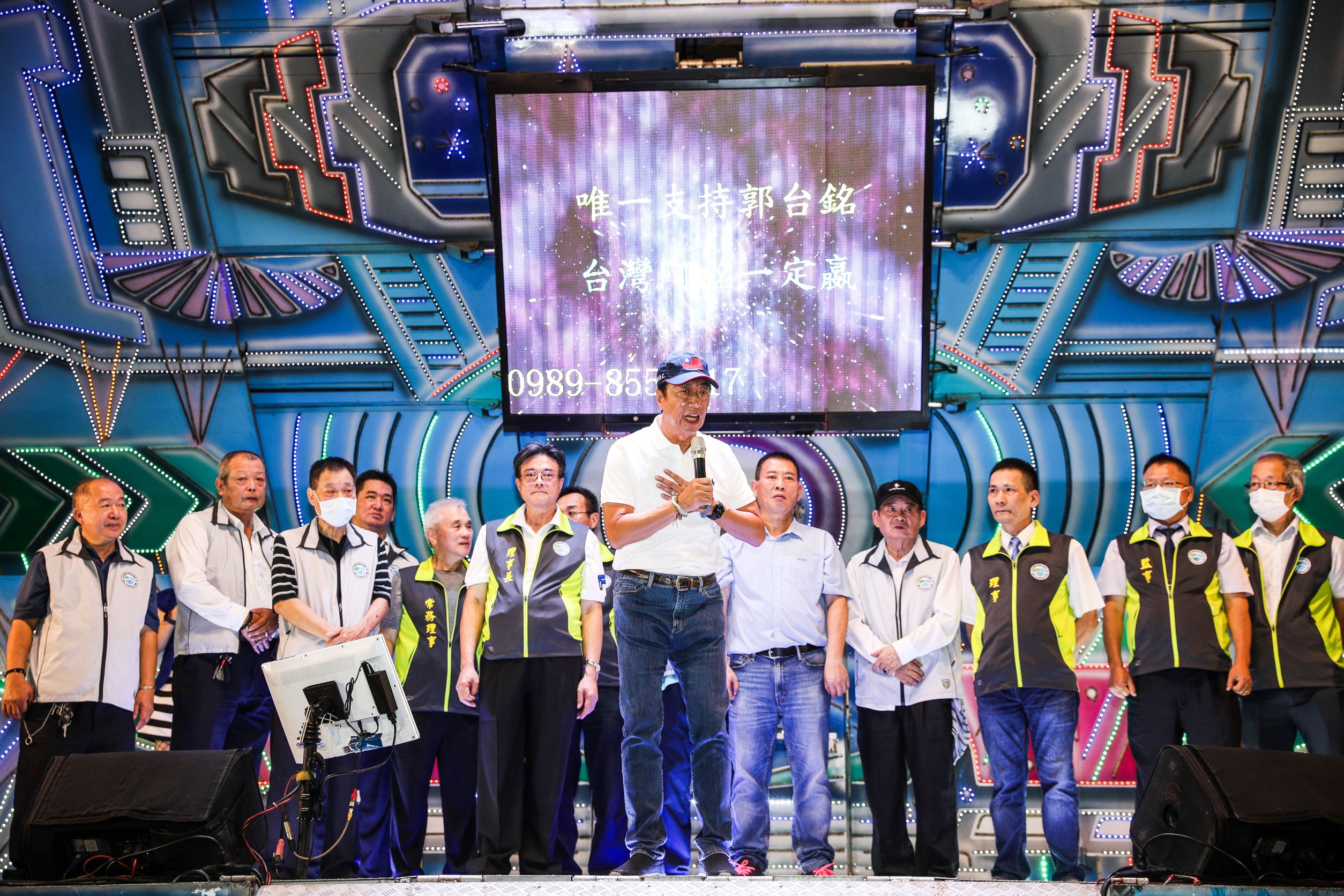 郭台銘近期勤跑基層，並於各大場合砲轟執政黨，並拋出自己的政見；圖為郭台銘出席台北市計程車工會普渡餐會。（本刊資料照）