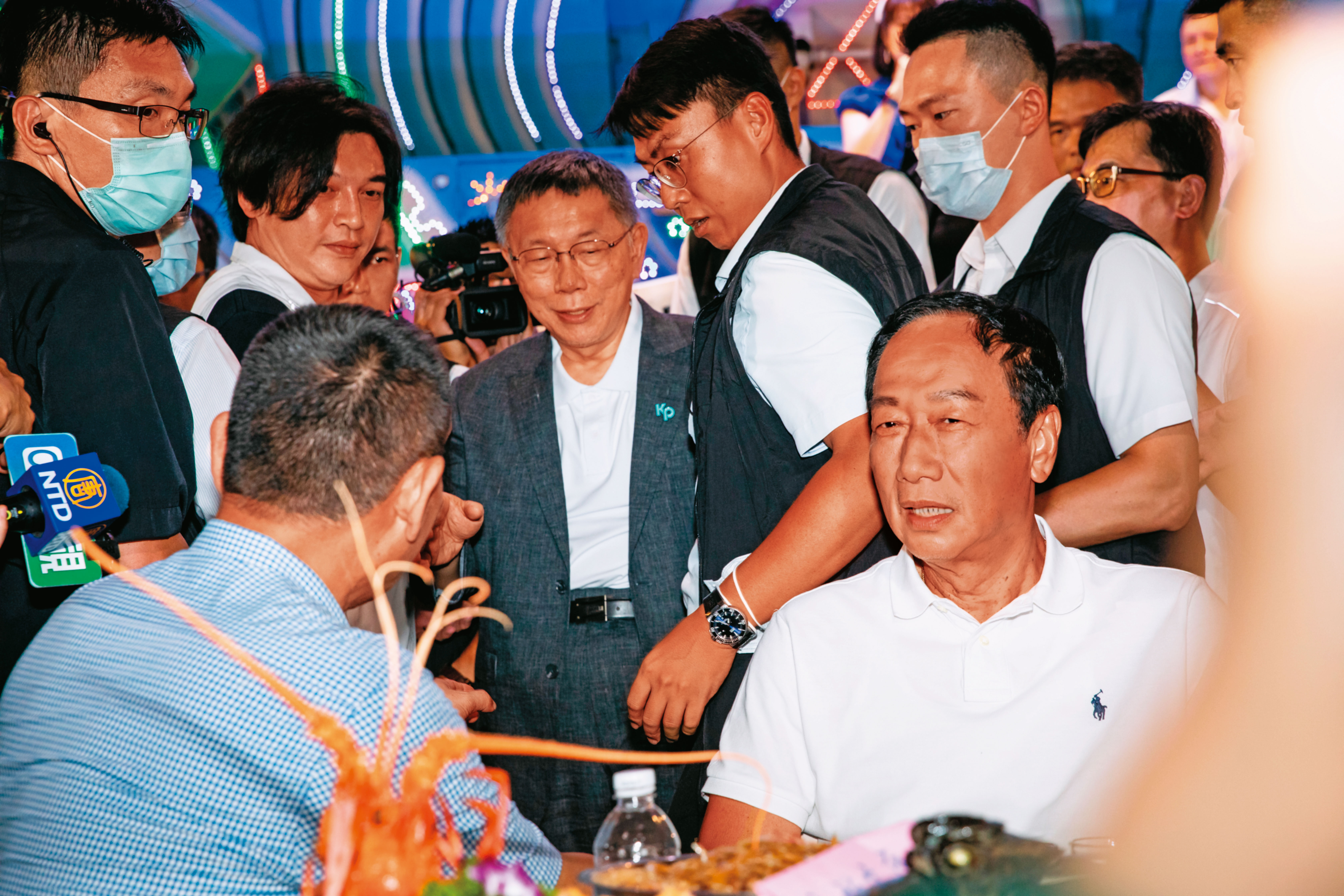 郭台銘多次喊話藍白陣營喝咖啡，引來柯文哲吐槽：「別每天在媒體放話，這樣誰受得了？」
