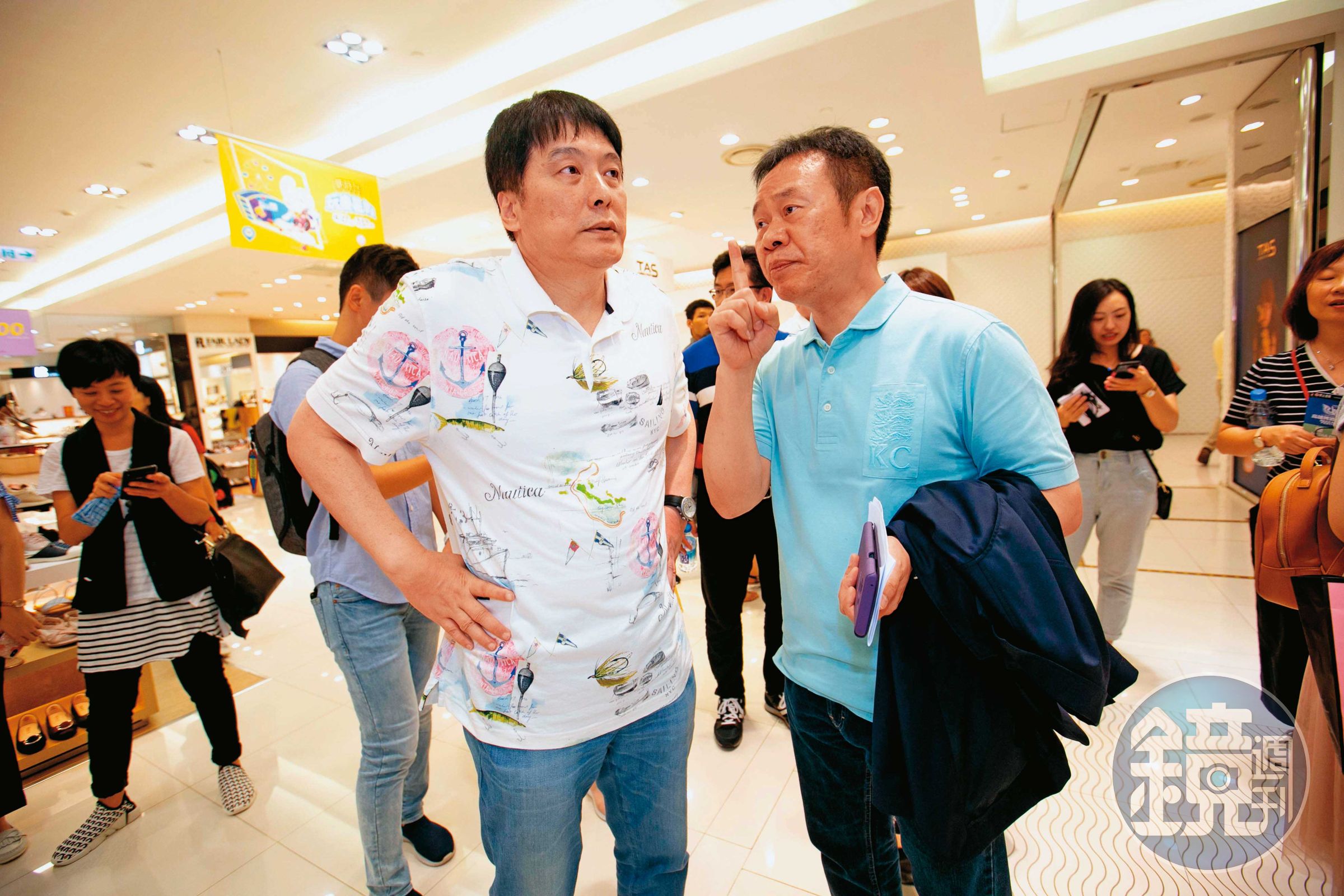 博客來的虧損驚動統一集團大家長羅智先（左），因此緊急派出零售大將黃瑞典（右）火線救援。