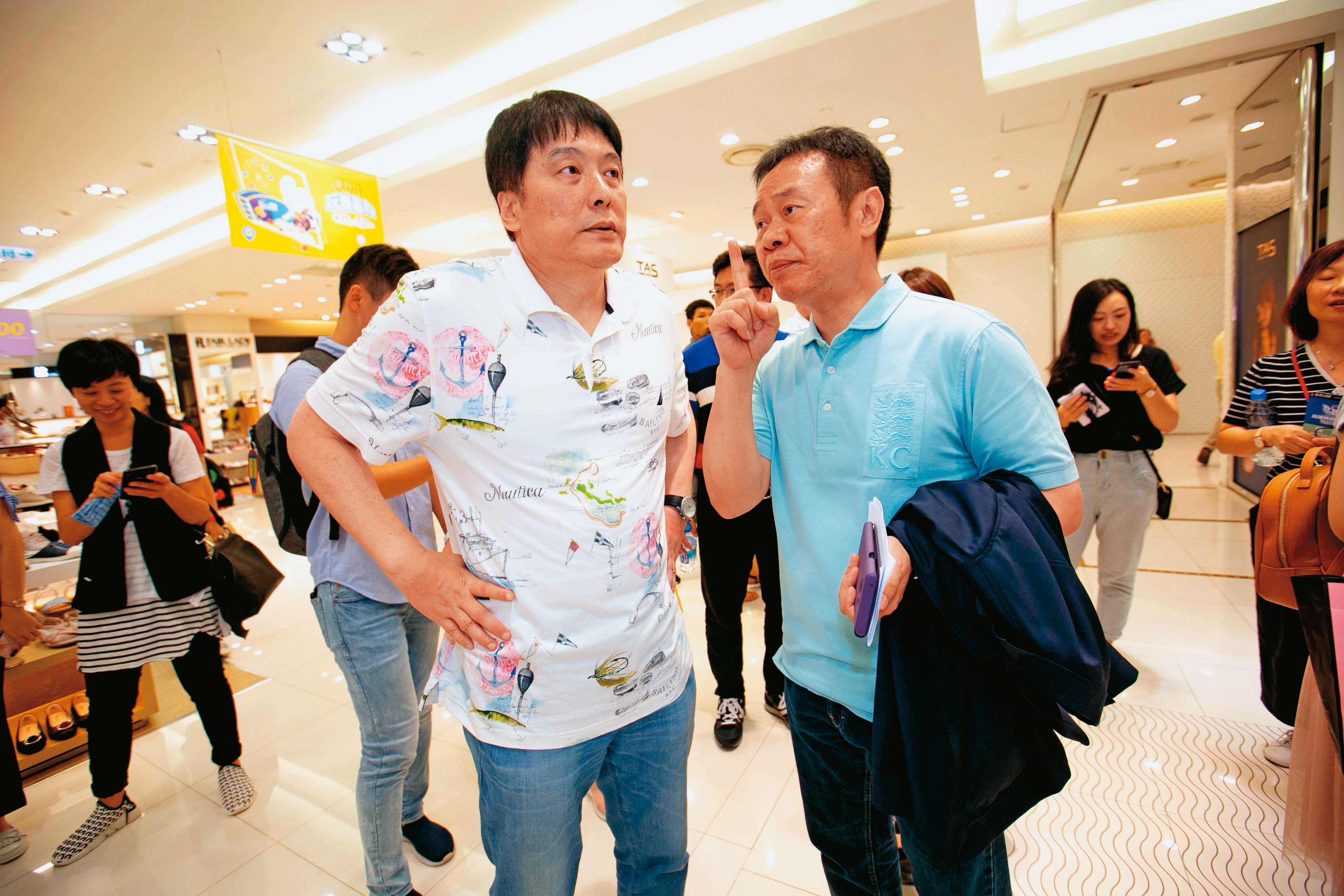 博客來的虧損驚動統一集團大家長羅智先（左），因此緊急派出零售大將黃瑞典（右）火線救援。