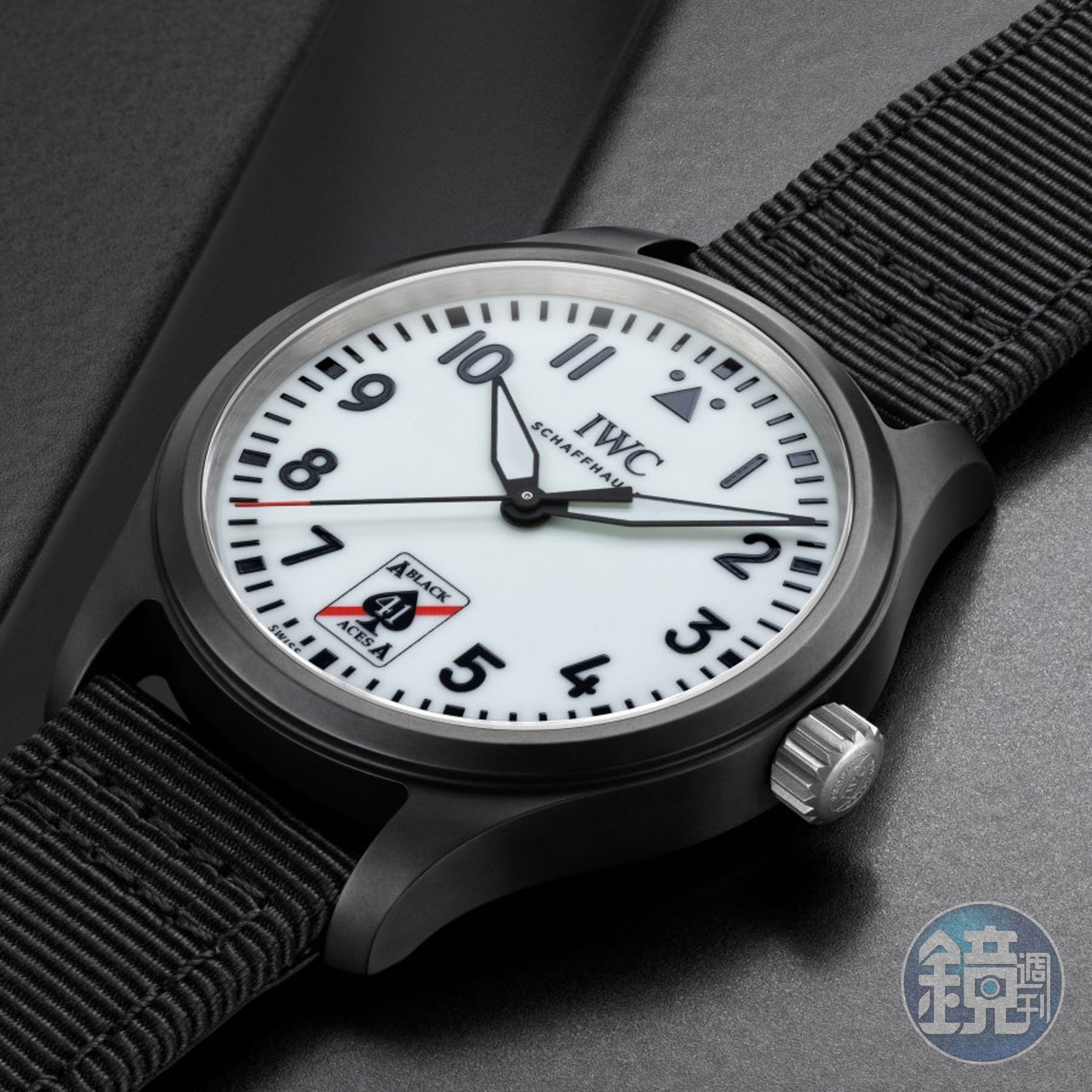 IWC這個塗有Super-Luminova夜光材料的純白色錶盤，採用特殊的「固化製程」製作，具夜光效果，又有媲美陶瓷的耐用度。