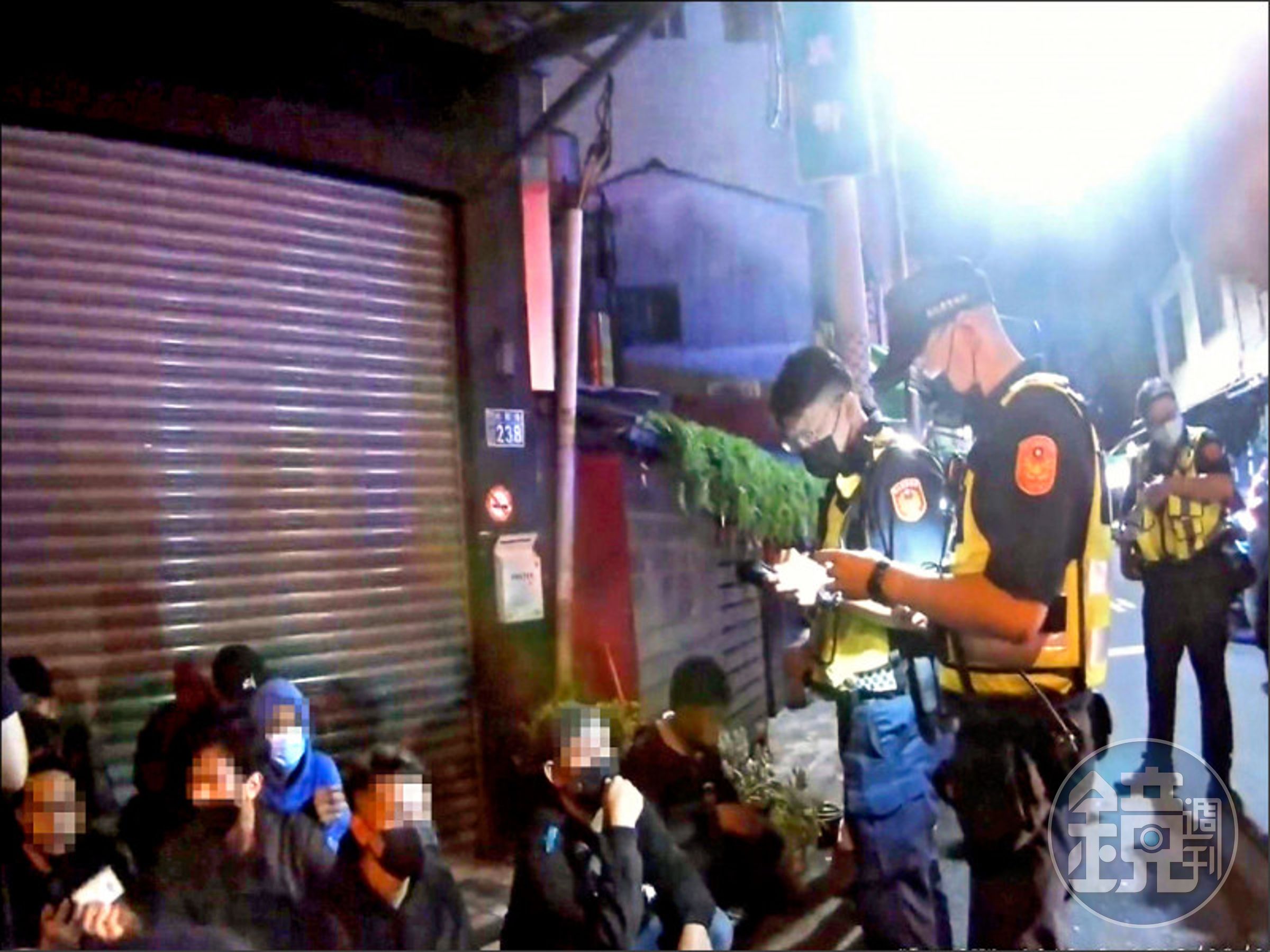 警方出動快打部隊，壓制大亂鬥的移工。（警方提供）