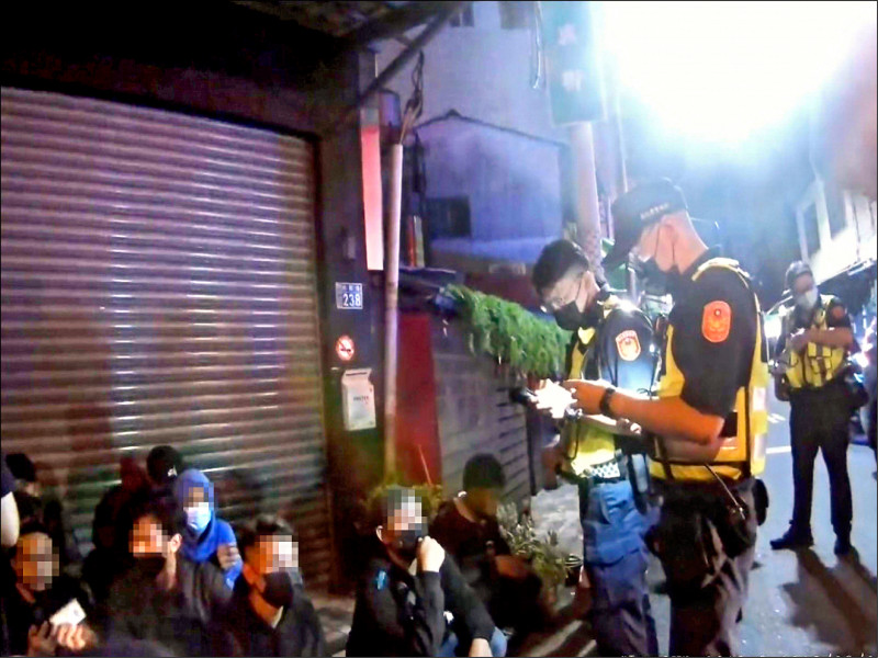 警方出動快打部隊，壓制大亂鬥的移工。（警方提供）