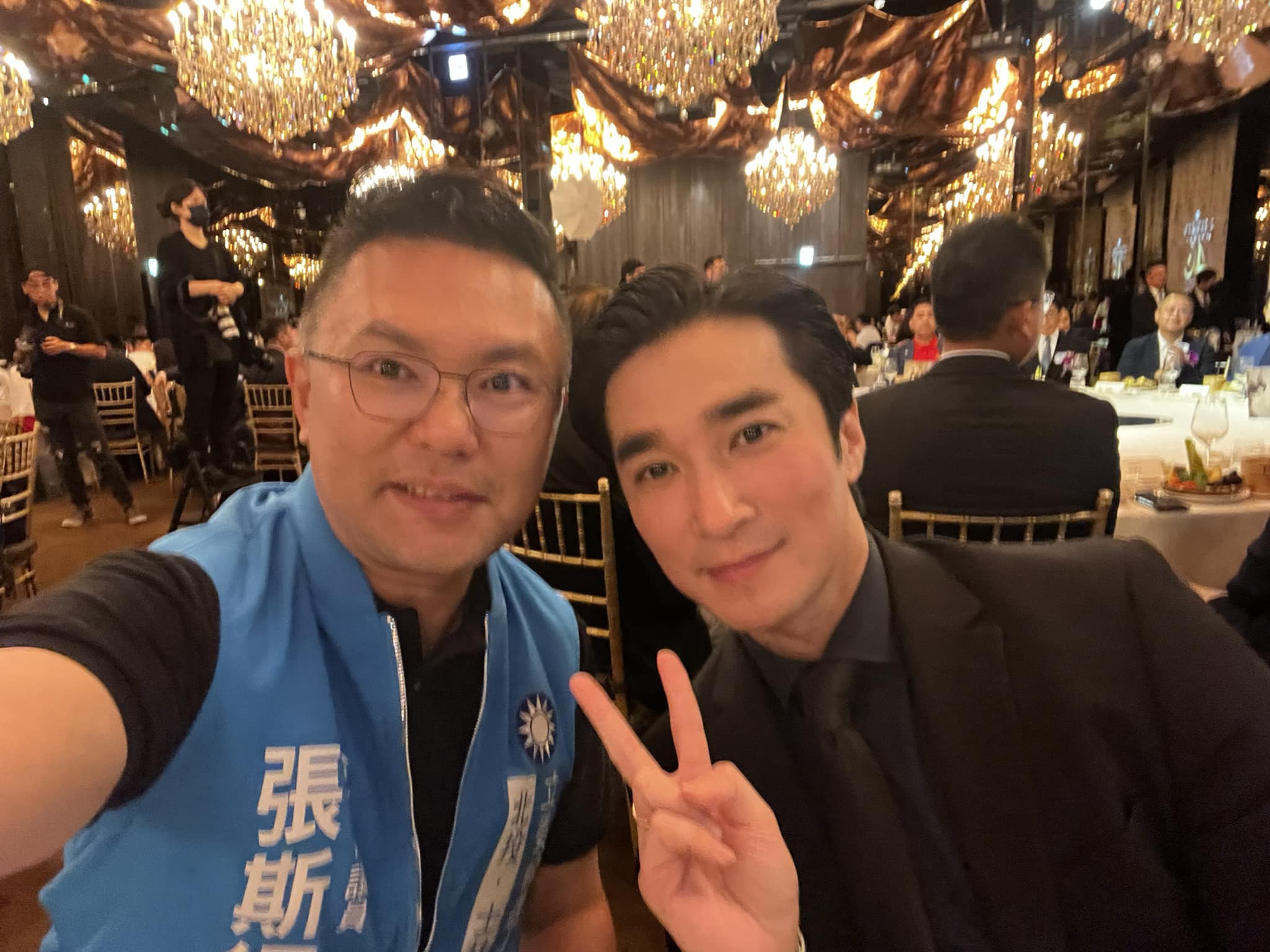 台北市議員張斯綱貼出與王又正同框的照片。(翻攝自張斯綱臉書)