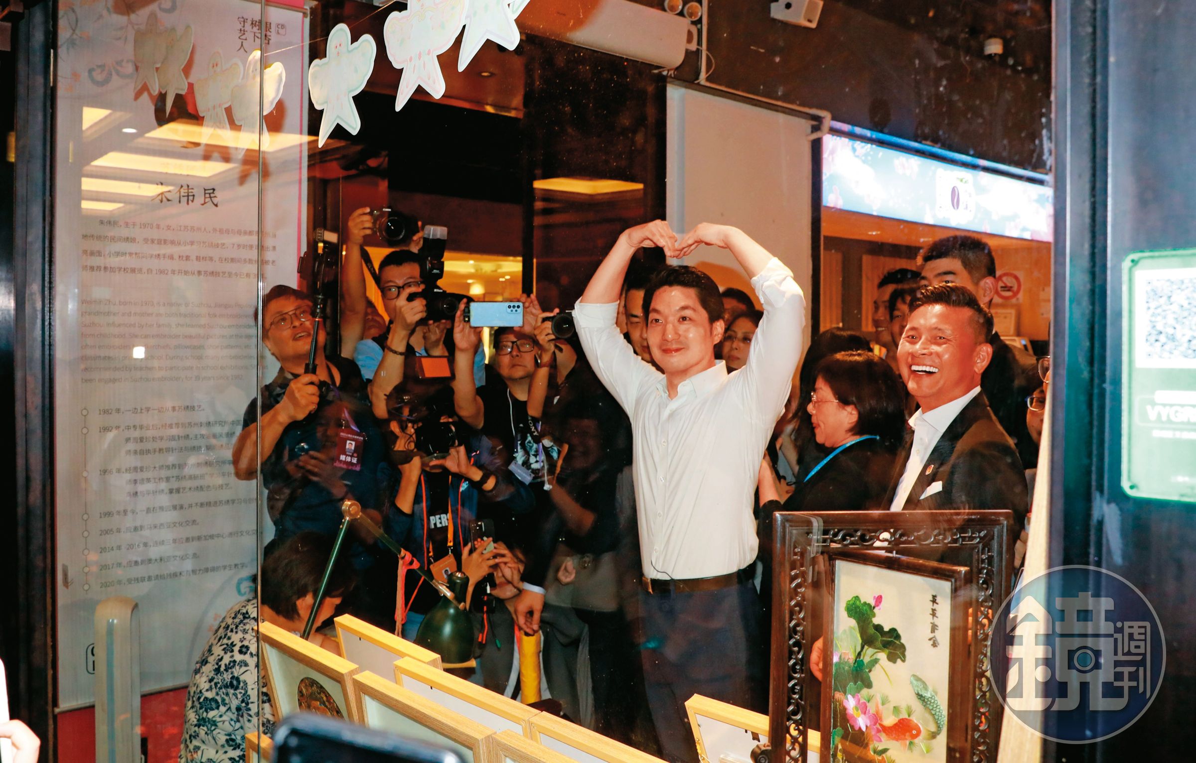 蔣萬安與市府團隊前往豫園體驗夜間經濟，與民眾互動比出大愛心。