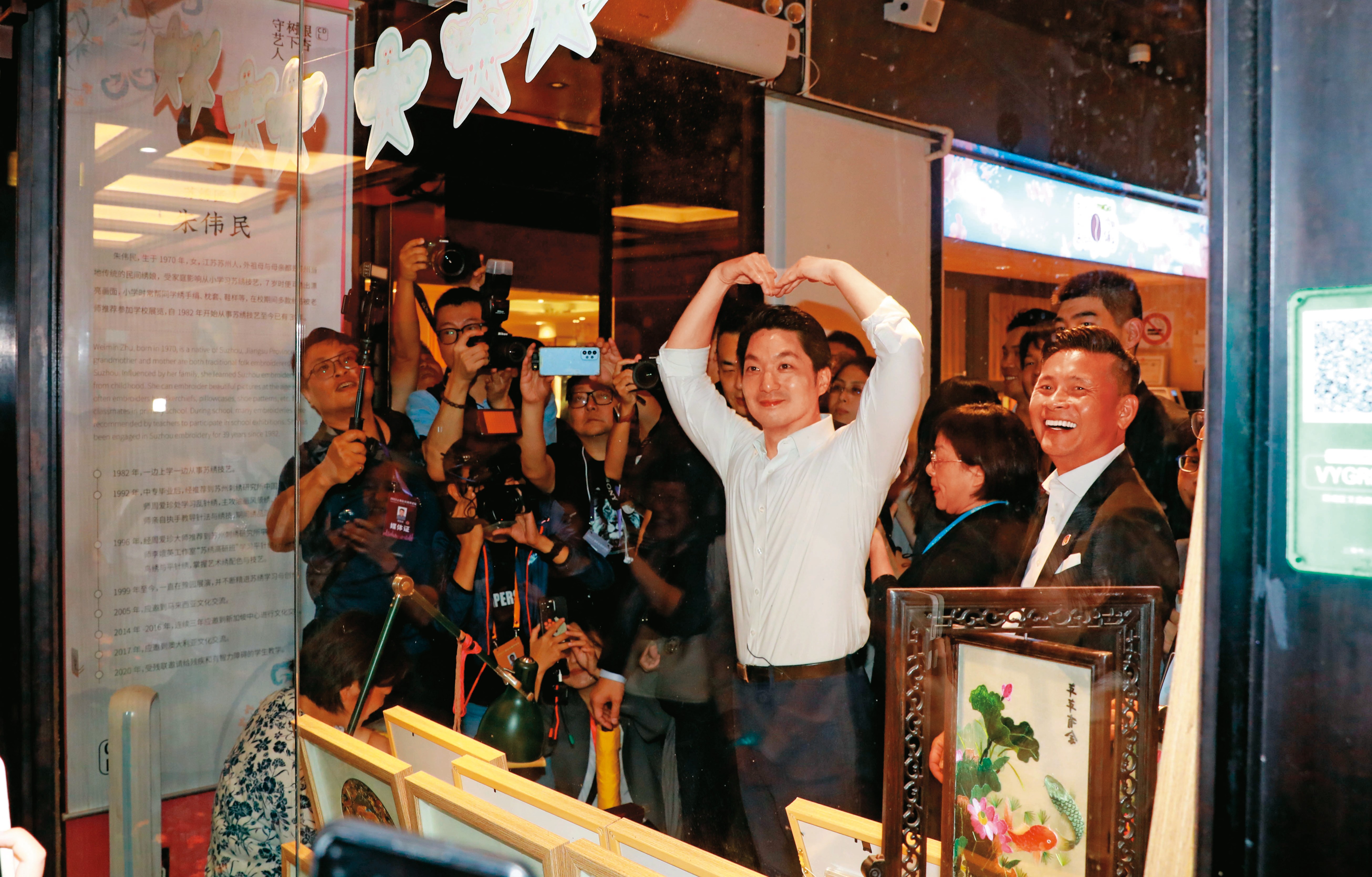 蔣萬安與市府團隊前往豫園體驗夜間經濟,與民眾互動比出大愛心。