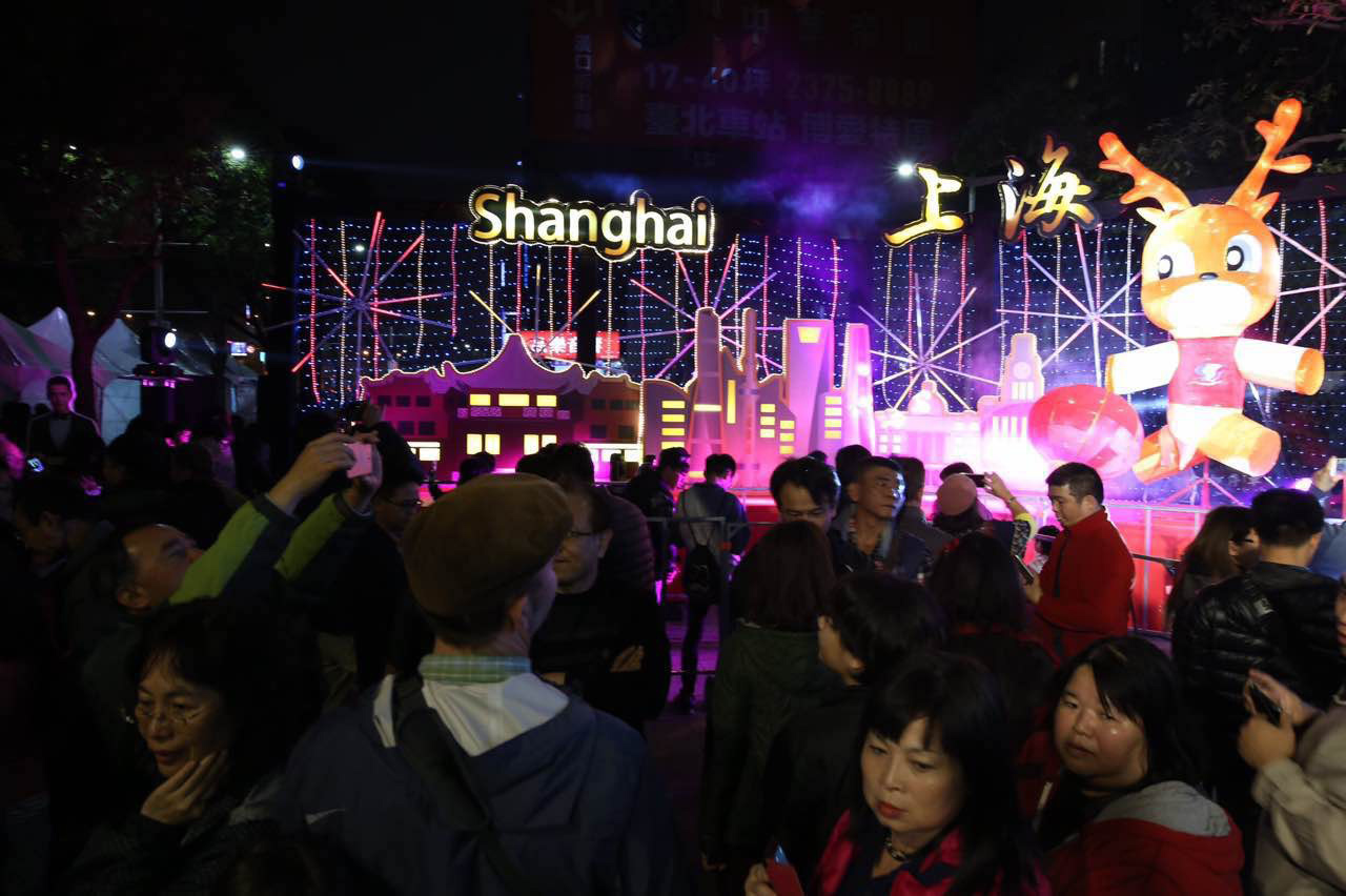 蔣萬安邀請上海方明年出席台北燈節。圖為2017年台北燈節上海燈區。（台北市政府提供）