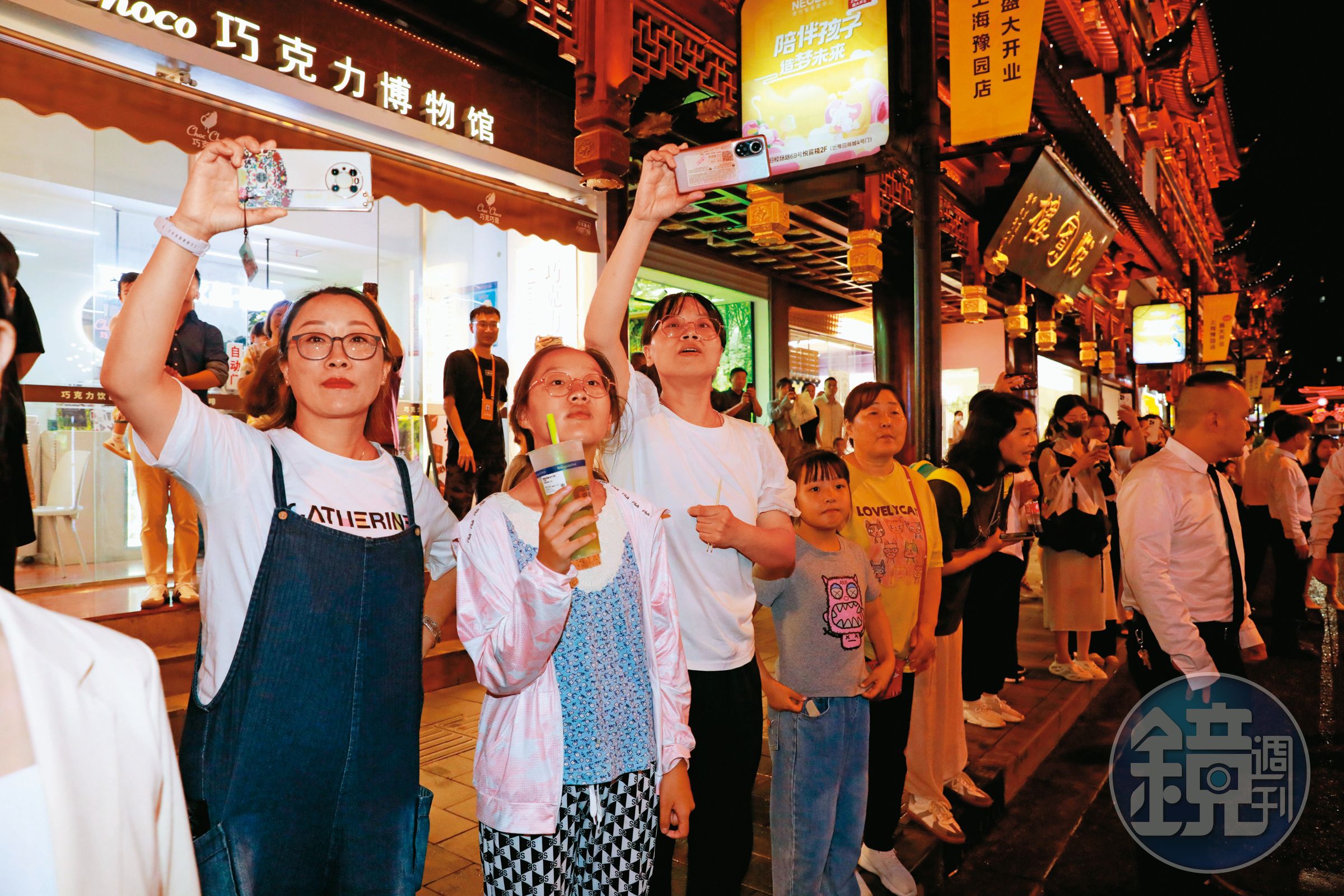 蔣萬安親民的形象，讓上海民眾爭相捕捉畫面。