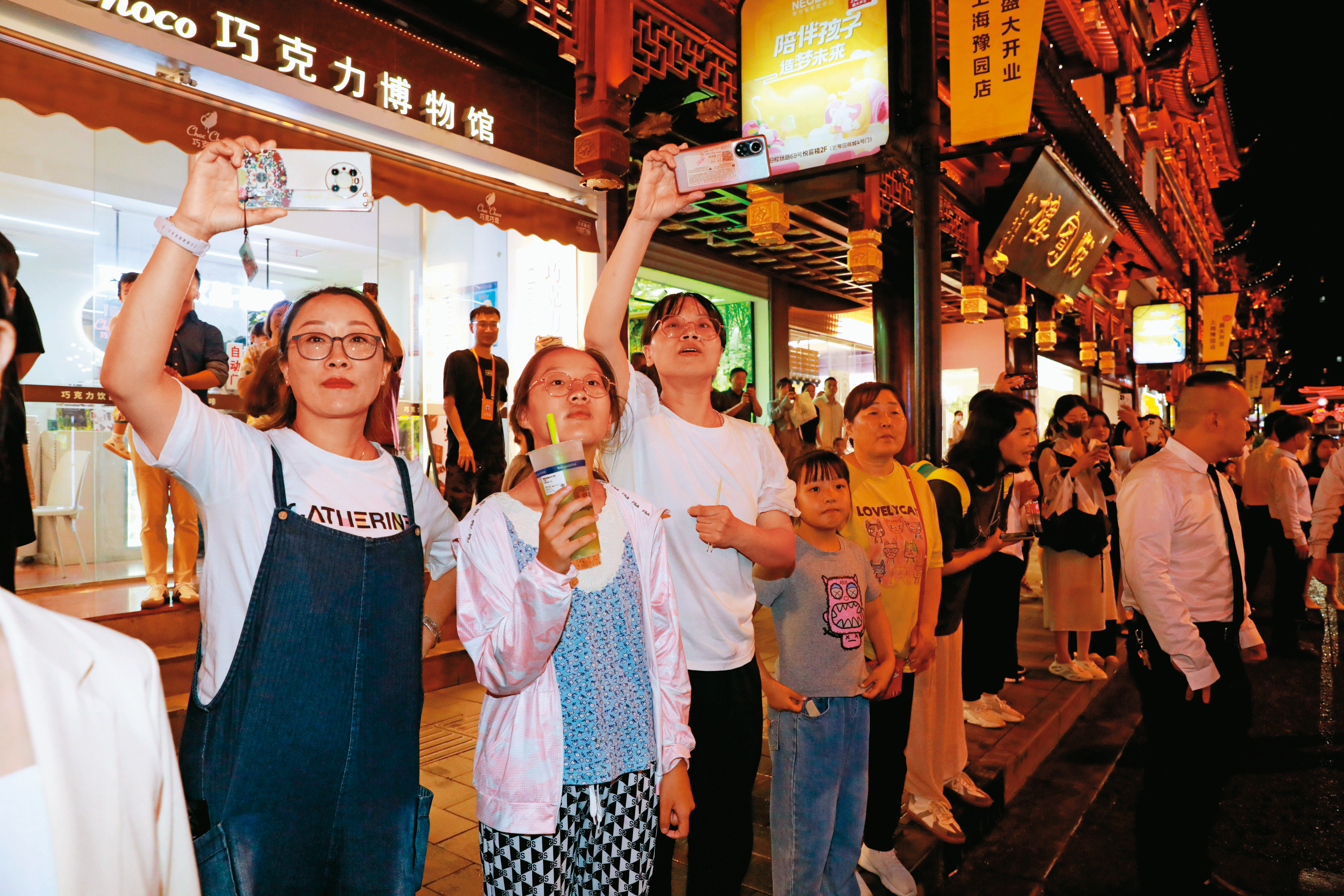 蔣萬安親民的形象，讓上海民眾爭相捕捉畫面。
