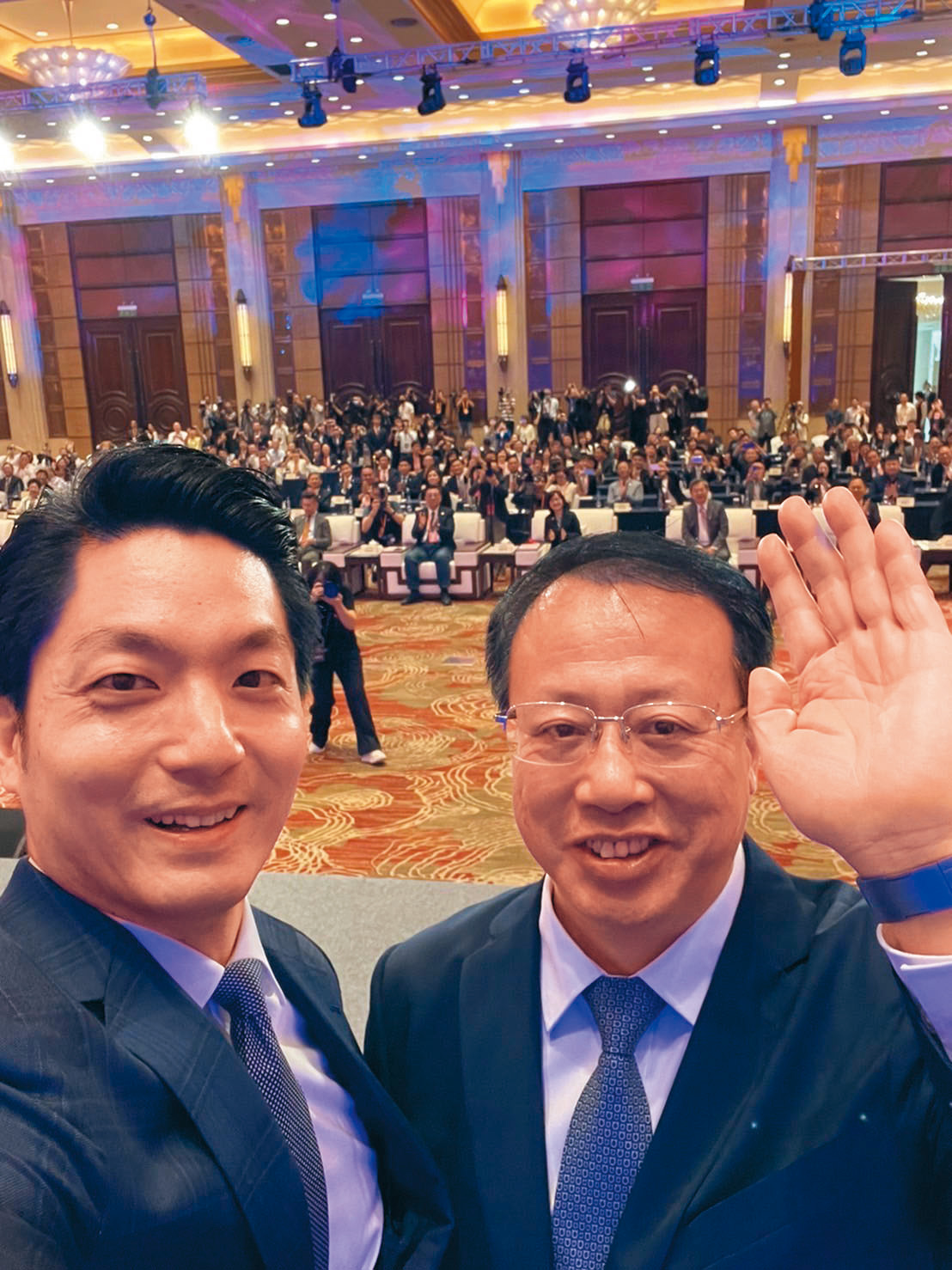 蔣萬安（左）與上海市長龔正（右）在雙城論壇上玩起自拍。（台北市政府提供） 