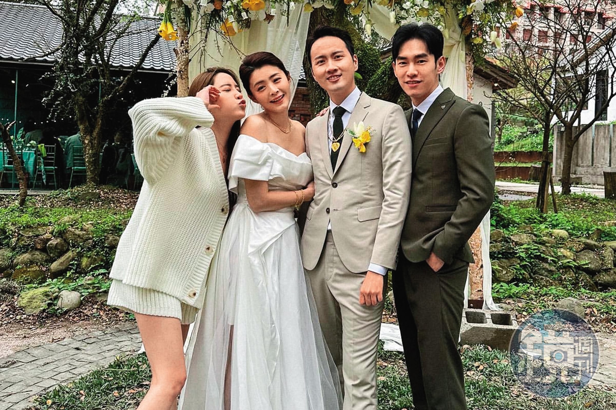 張書豪（右一）與歐陽妮妮（左一）難得同框，他感動張捷（右二）與夏如芝（左二）的婚禮，並說「4年前一起拍戲的時候他們才剛在一起，4年後的現在我已經是乾爹了。」（翻攝自張書豪IG）