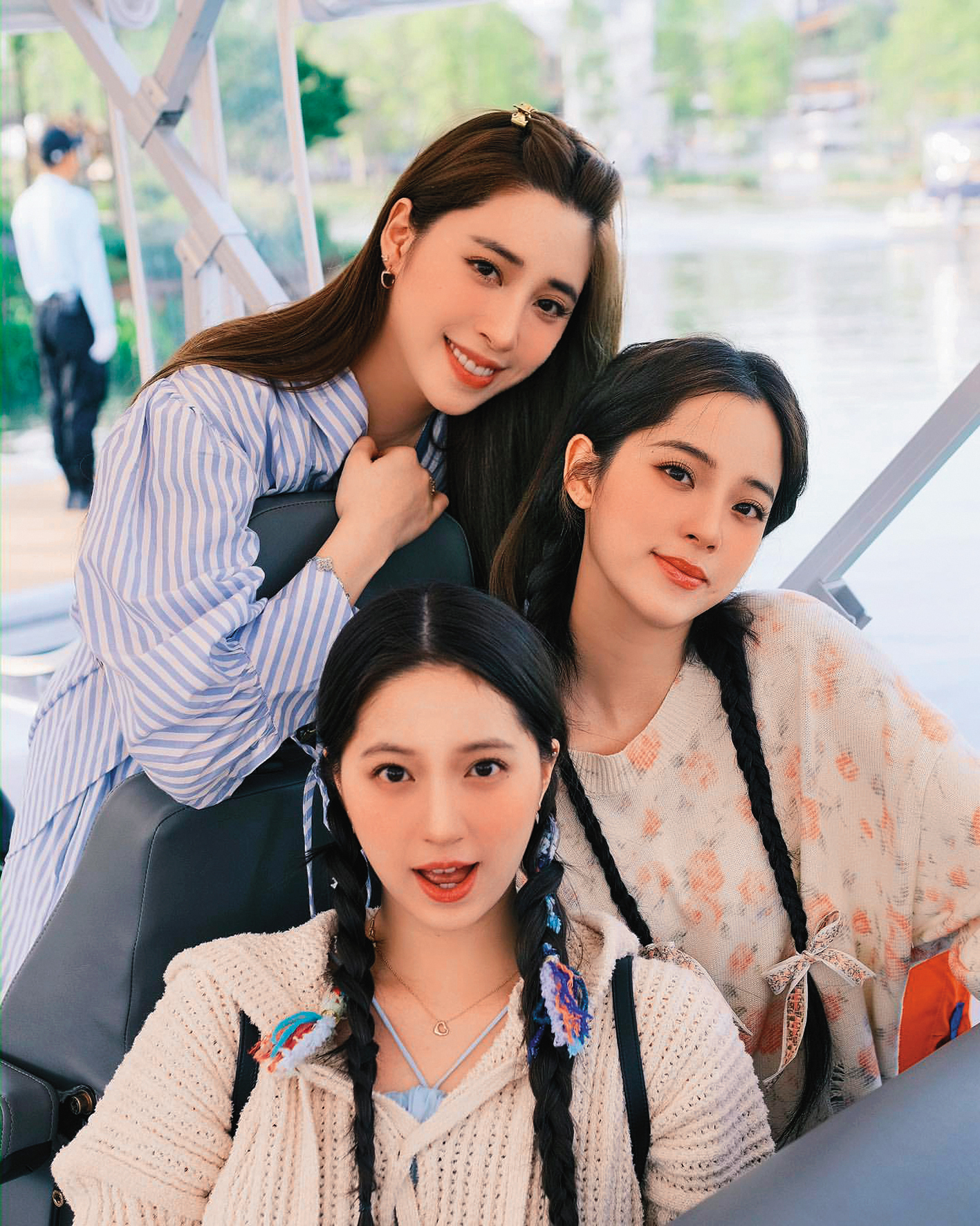 歐陽妮妮（後）、娜娜（中）與娣娣（前）三姐妹出遊留念，她們感情頗好。由於娜娜現在較無工作纏身，更能隨時抽空參加妮妮婚禮。（翻攝自歐陽妮妮IG）