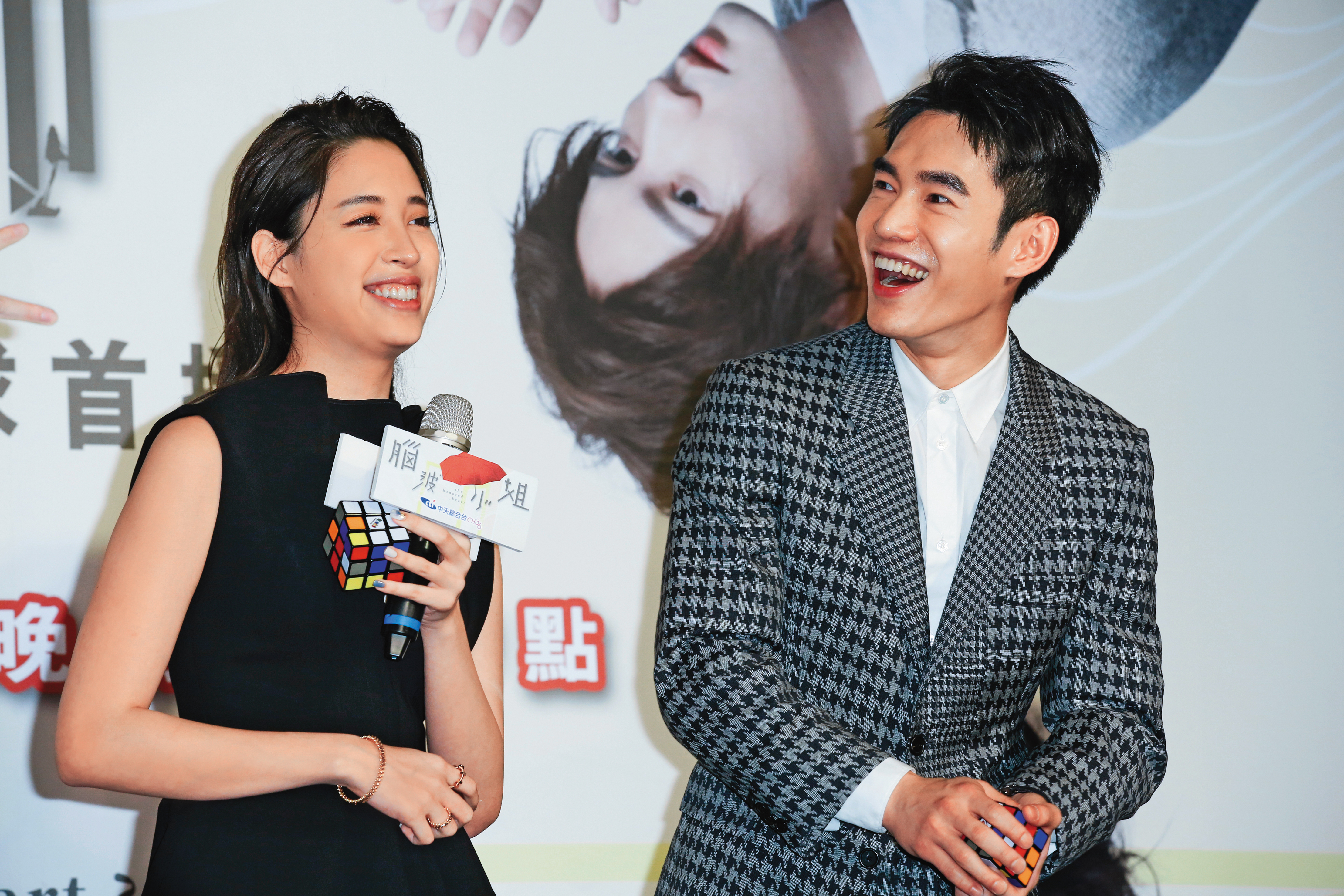 拍戲拍出火花,歐陽妮妮(左)、張書豪(右)因為《腦波小姐》相戀至今,當時戲拍到一半他們就很有互愛跡象。