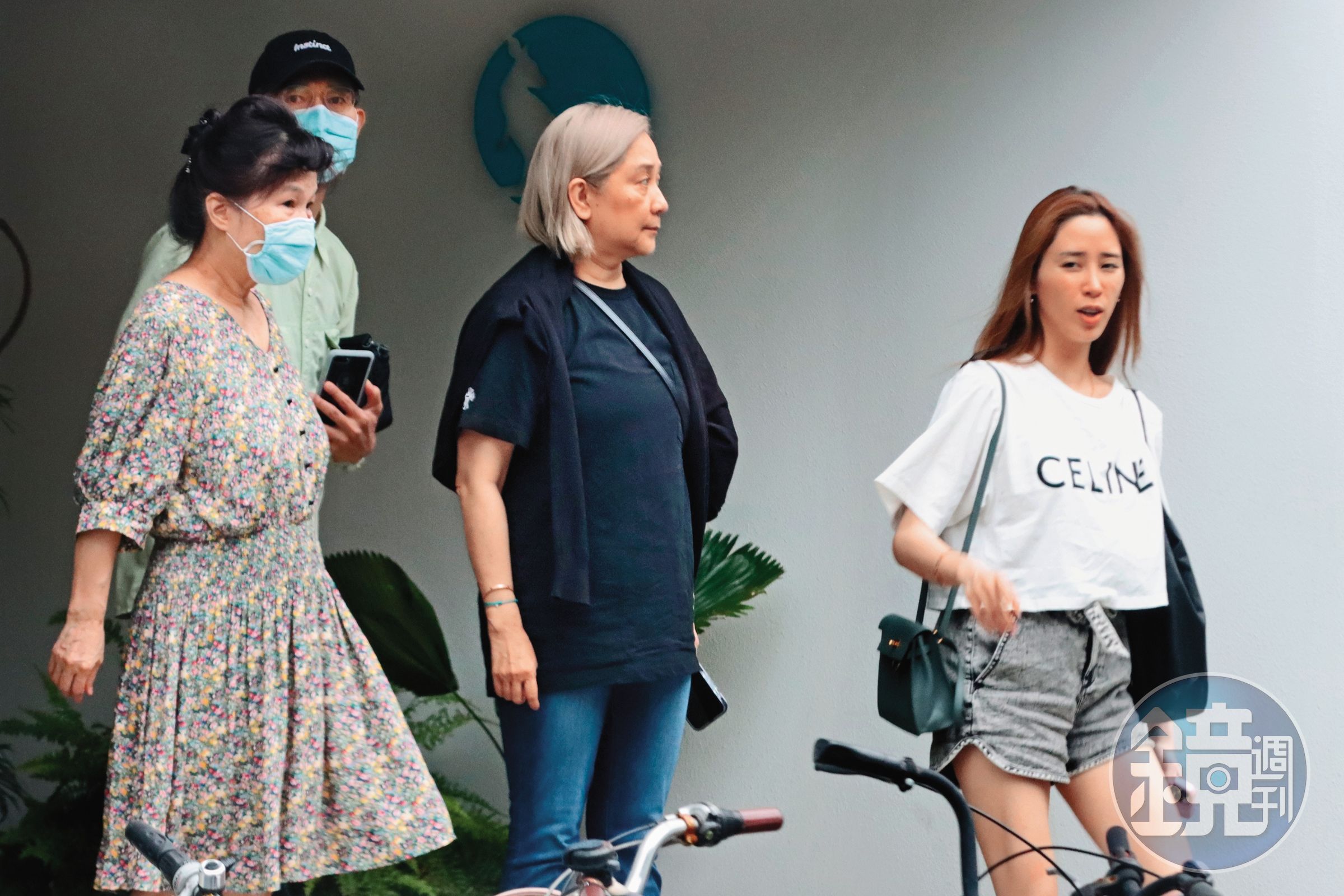 8月8日14時39分，歐陽妮妮（右起）的身後，還有傅娟與張爸、張媽一起現身，看來和樂融融；有消息指出，她與張書豪最快明年春天完婚。