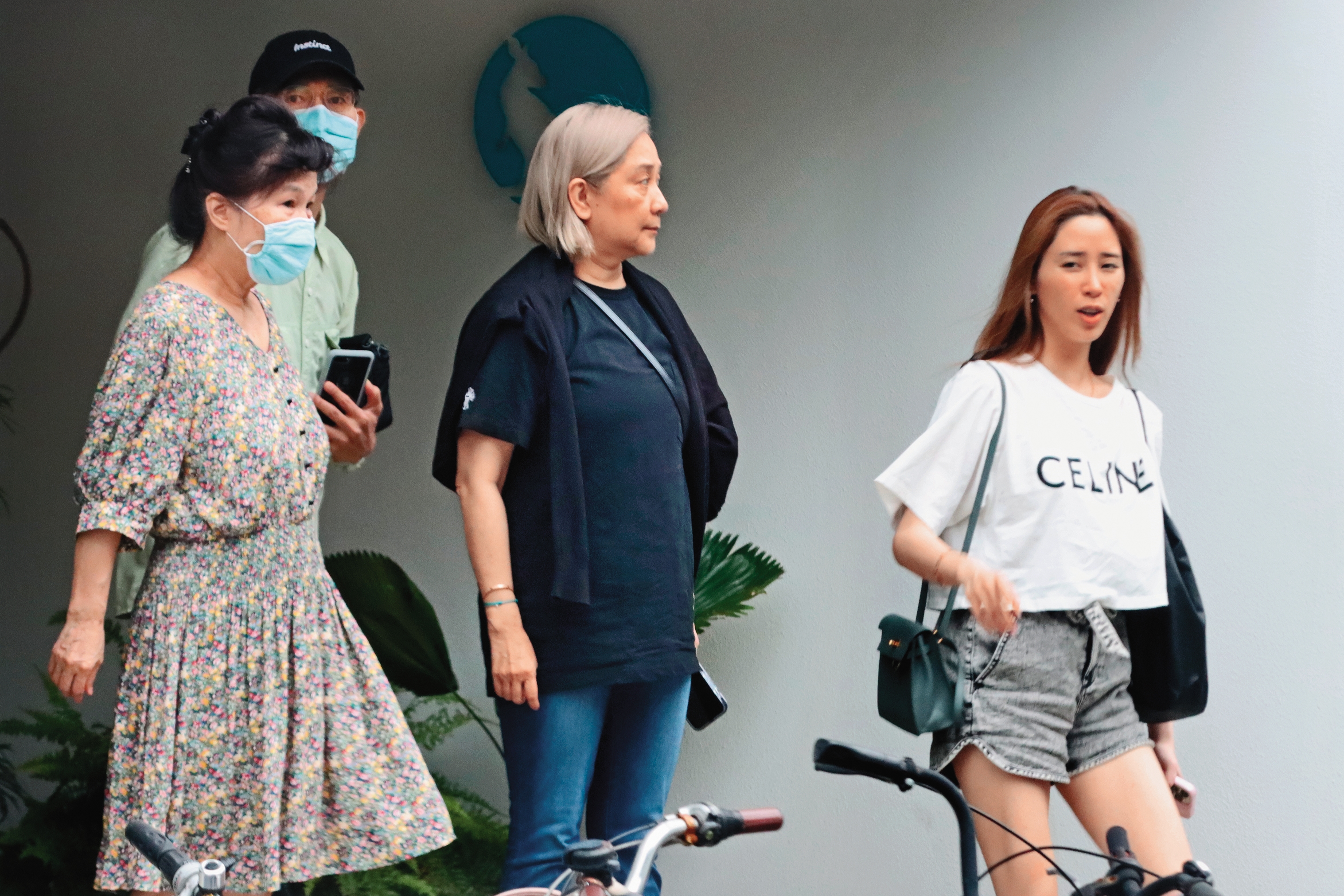 8月8日14時39分，歐陽妮妮（右起）的身後，還有傅娟與張爸、張媽一起現身，看來和樂融融；有消息指出，她與張書豪最快明年春天完婚。