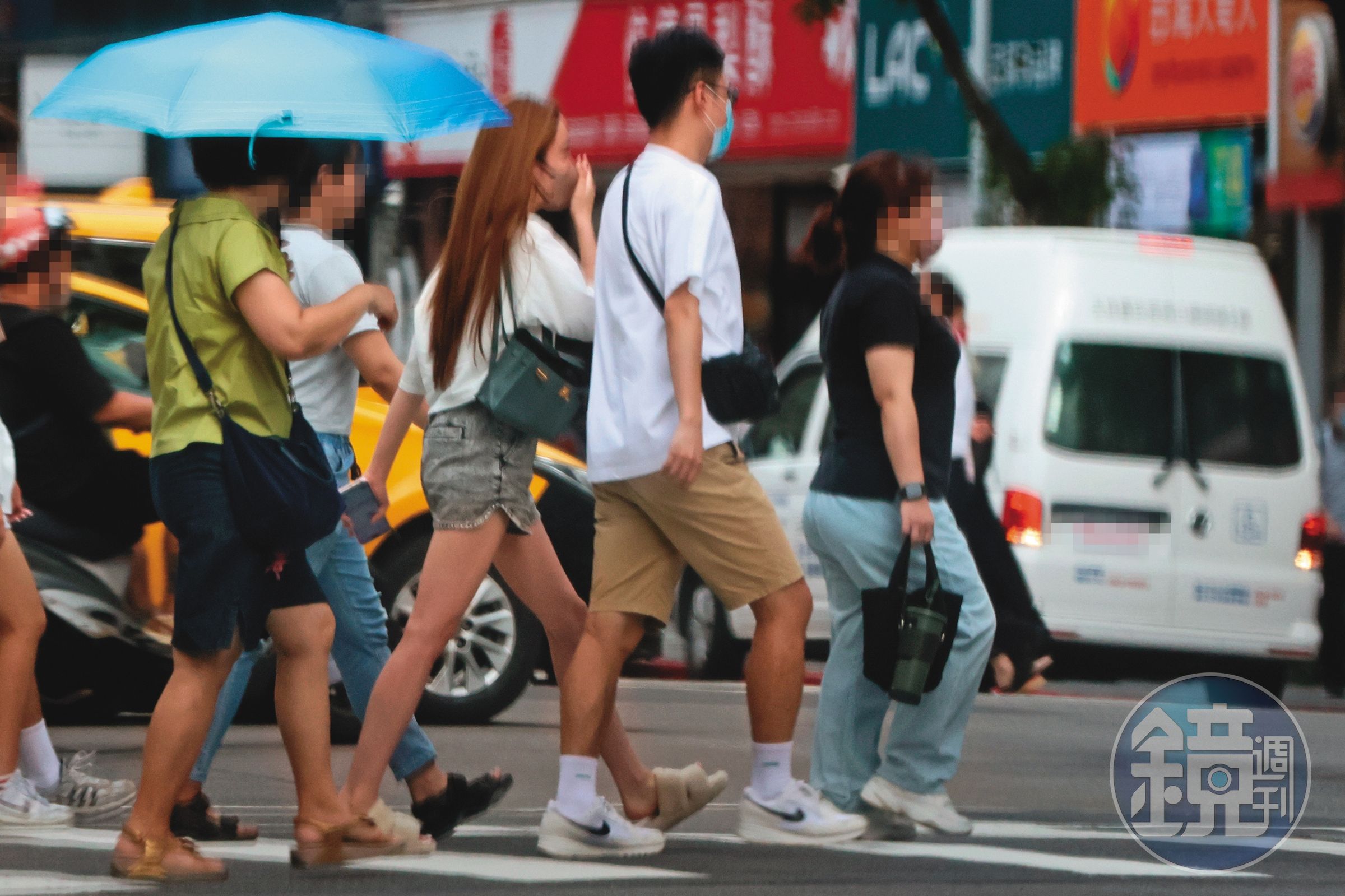 8月8日15時06分，銀行辦完事，歐陽妮妮（中）過馬路告別張家人（右二），自行搭車回到住處。傳她與張書豪已經同居多時。